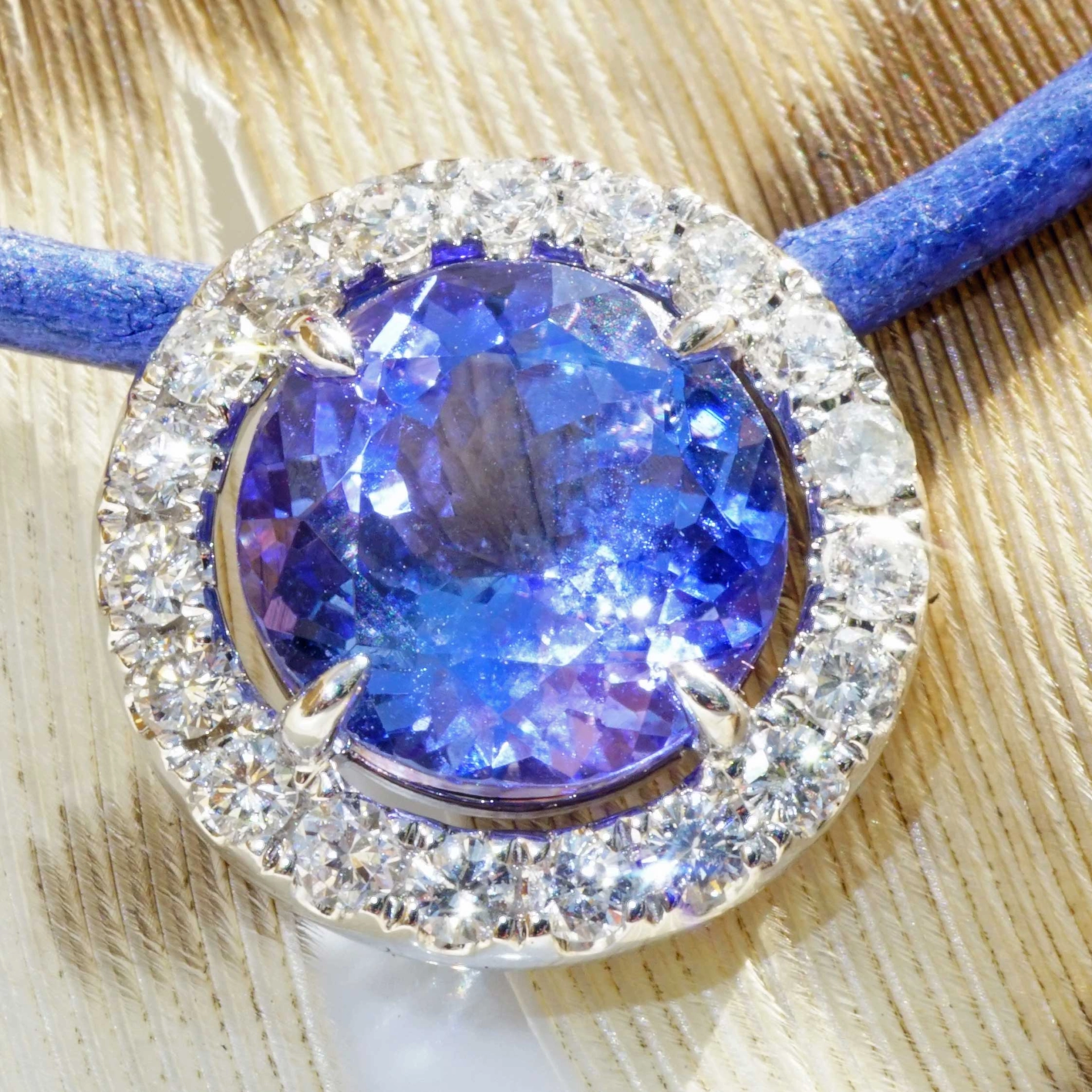 Tansanit Brillant Anhänger 750er Weissgold 2.86 ct 0.37 ct Hyazinthen blau und klasse Brillanz