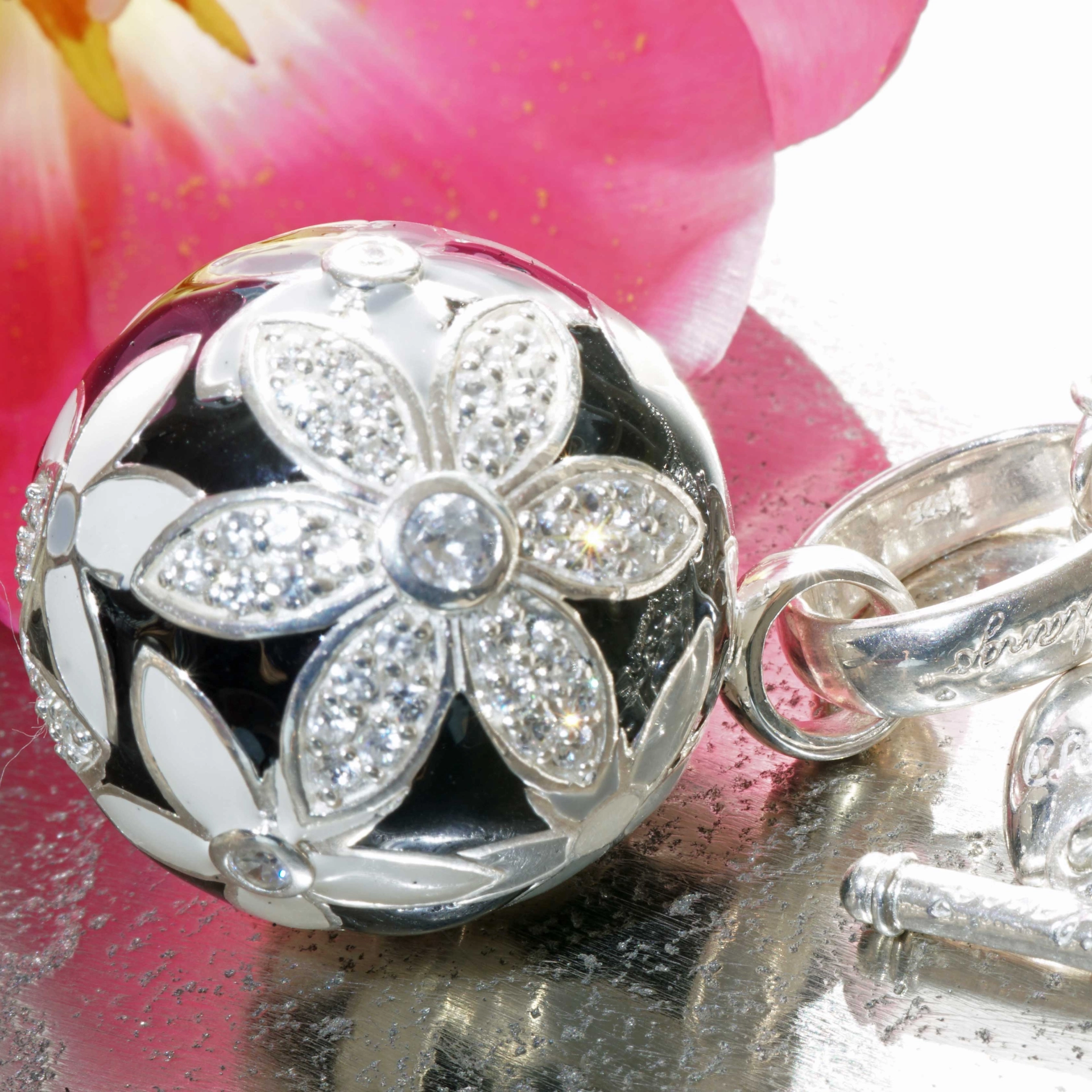 Original Chilango Anhänger im Stil Faberge Emaille Flower schwarz-weiss 925er Silber mit Steinbesatz
