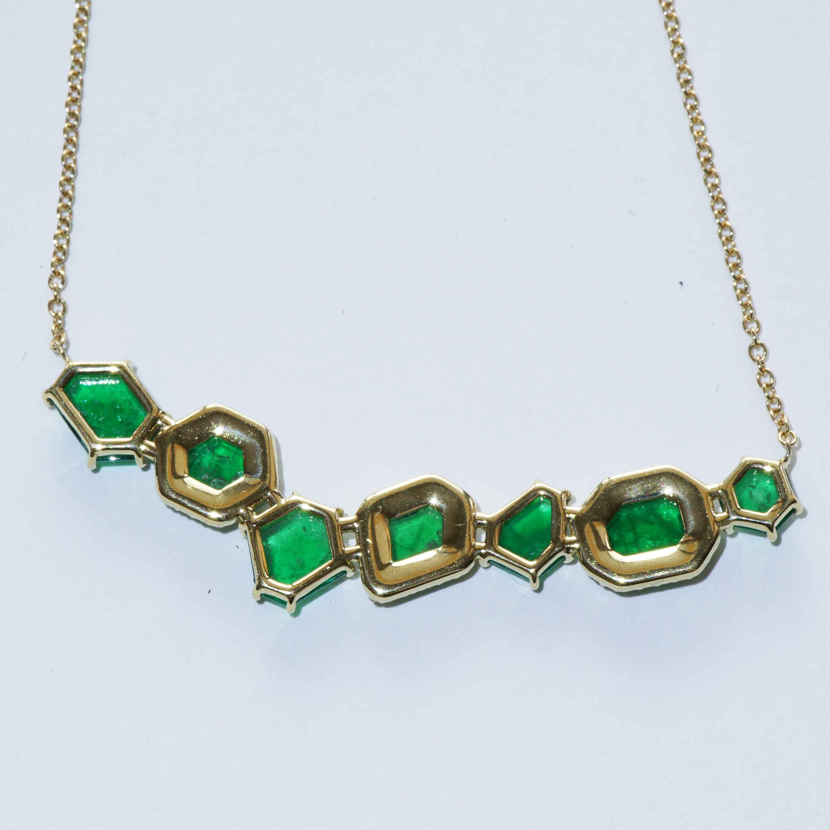 Neongrünes Smaragd Brillant Collier 750er Gelbgold 2.94 ct 0.26 ct Mingora Mine im Swat Tal in Pakistan