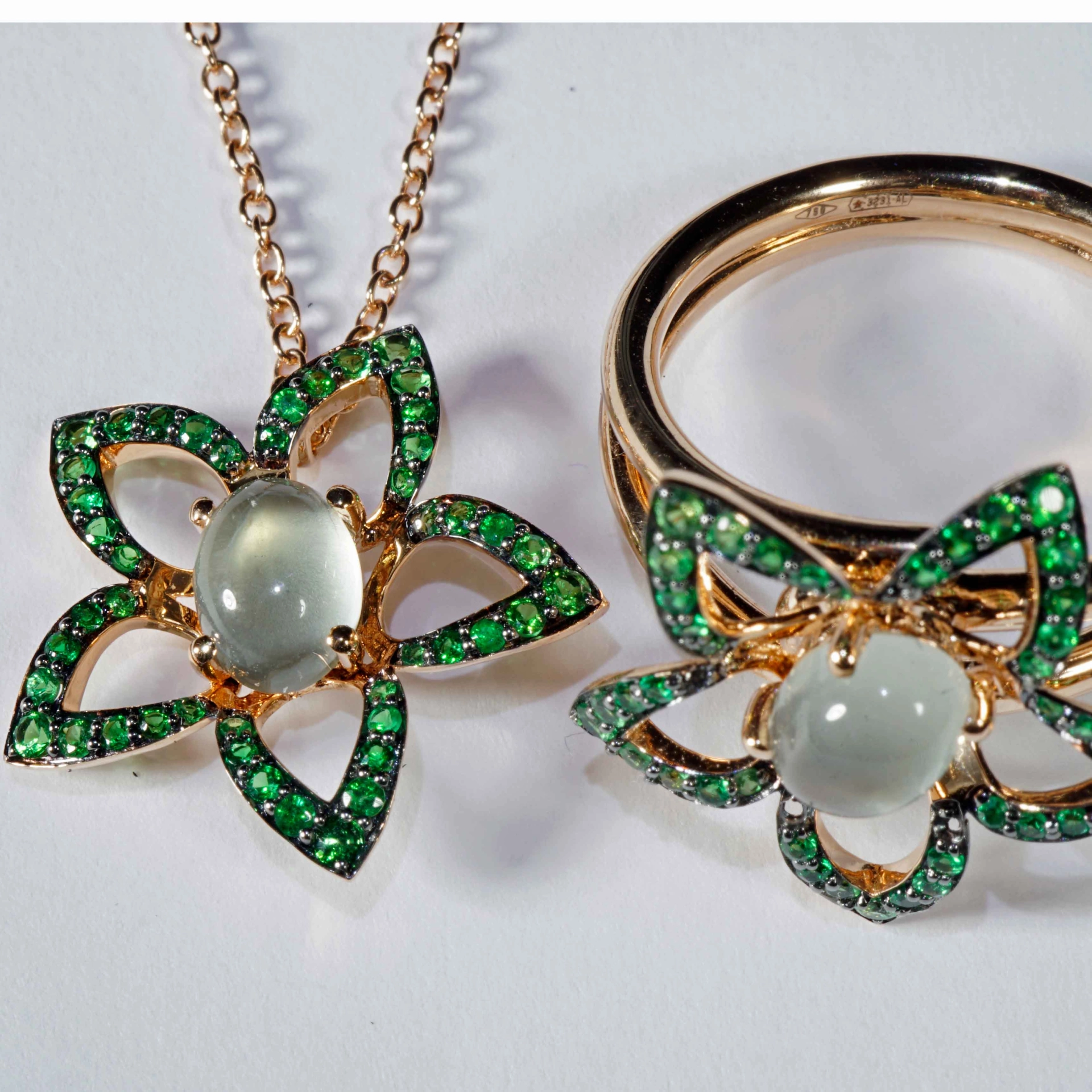 Blüten Mondstein Tsavorith Anhänger m. Kette 750er Rosegold....verspieltes Design....