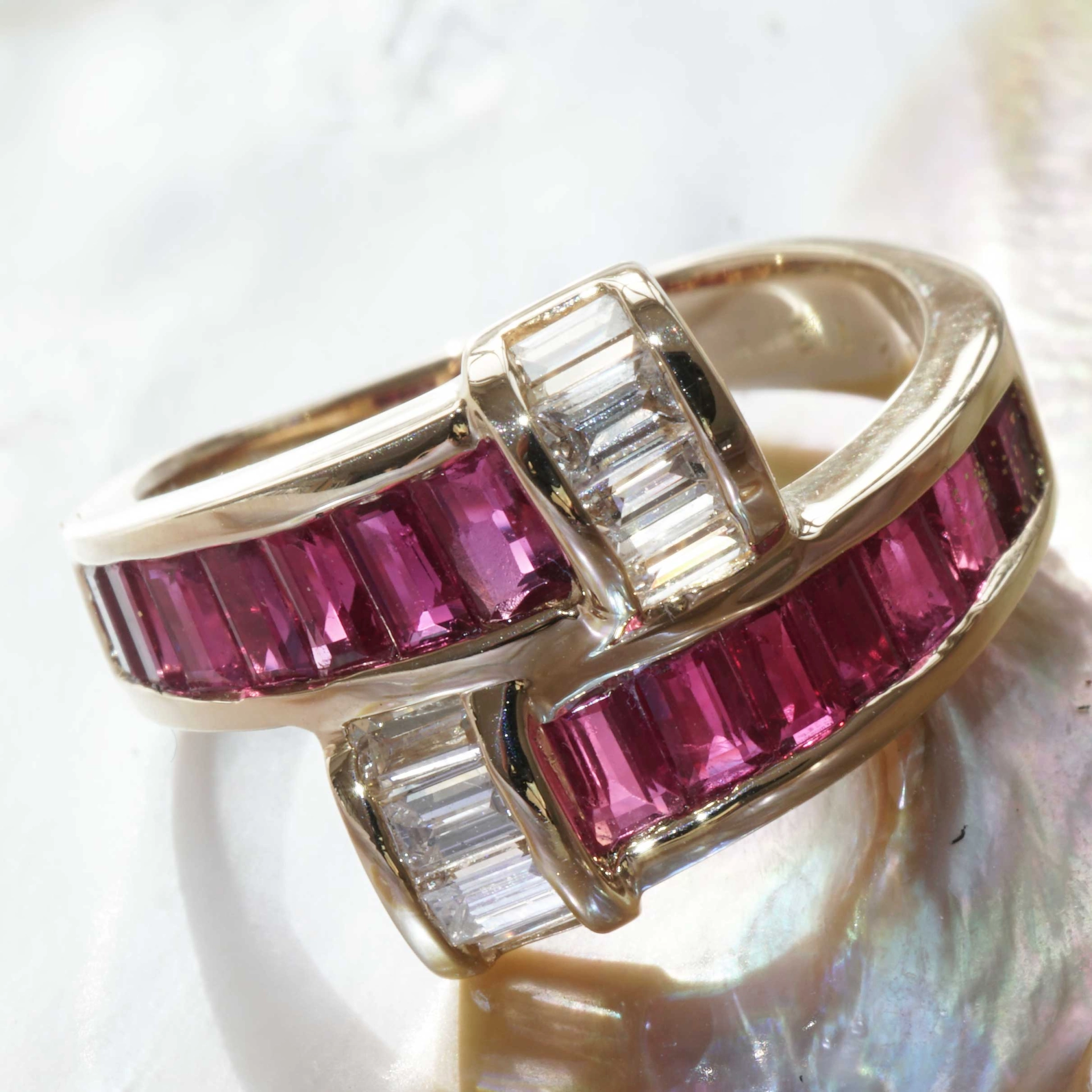 Rubin Diamant Ring 750er Gelbgold 2.13 ct 0.58 ct ......Rubine satt kombiniert mit Diamantbaguetten