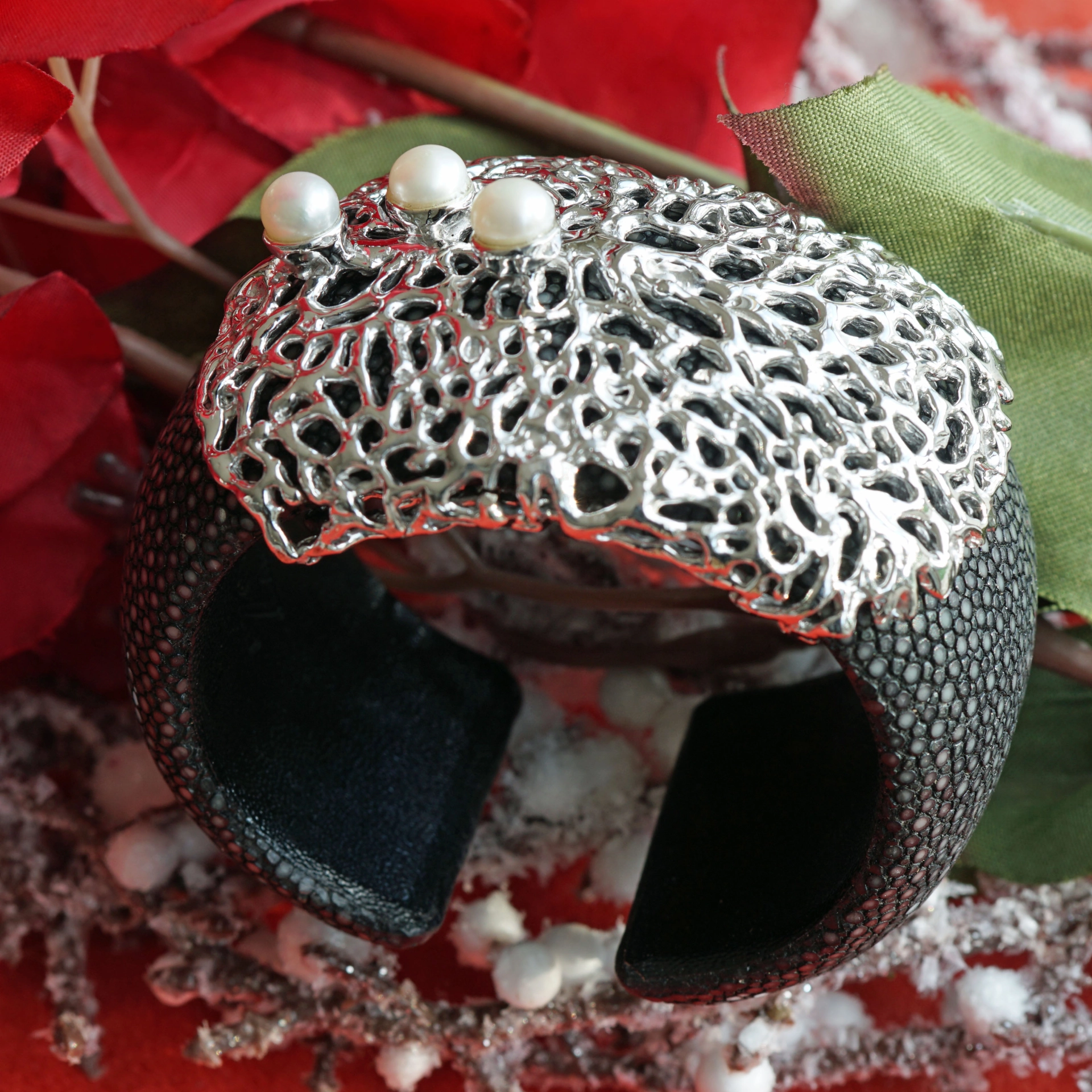 Rochenleder Armreif  925 Silber under the sea 50 mm breit schwarz