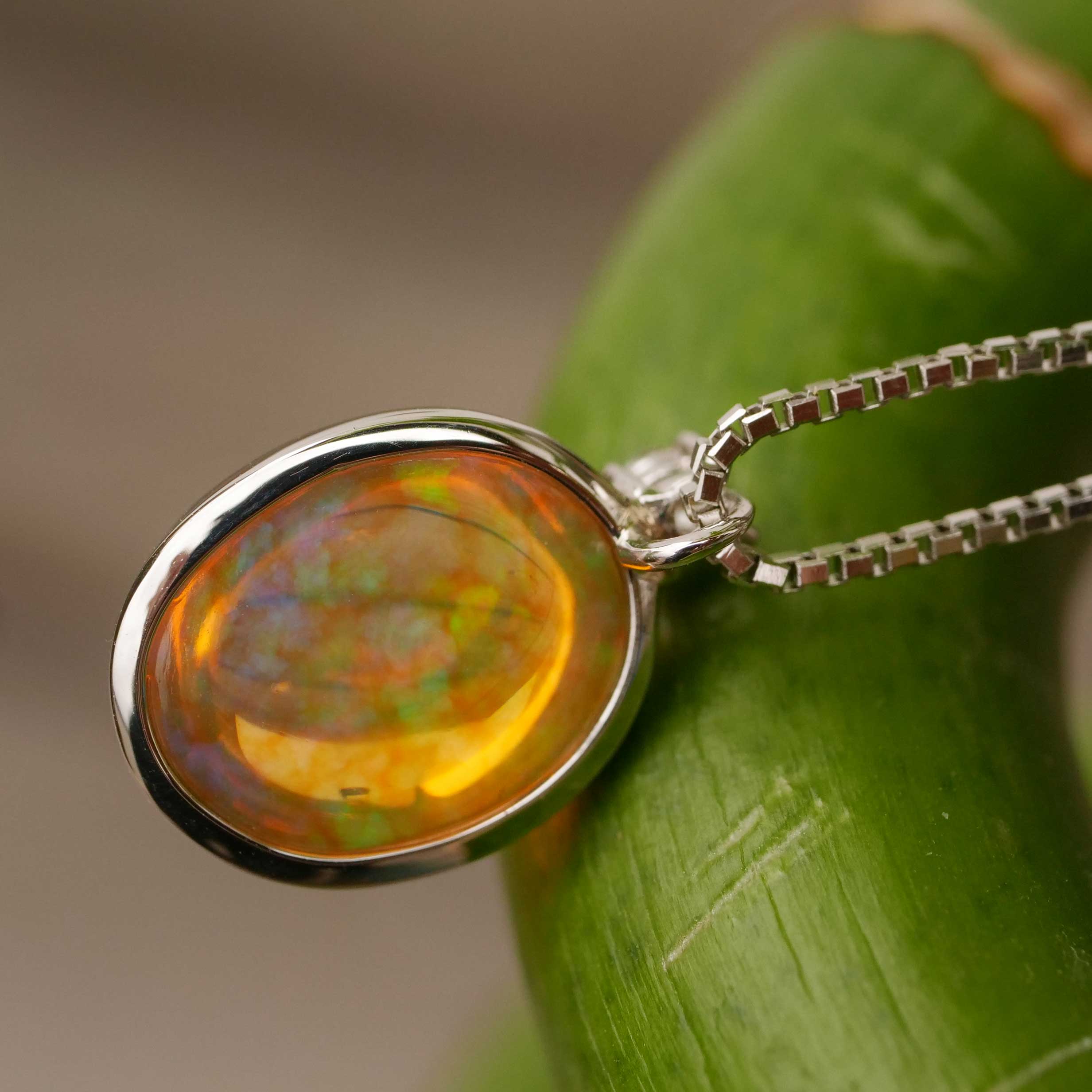 Opal Brillant Anhänger mit Kette 900er Platin 2.98 ct 0.04 ct Phantastisches Farbenspiel