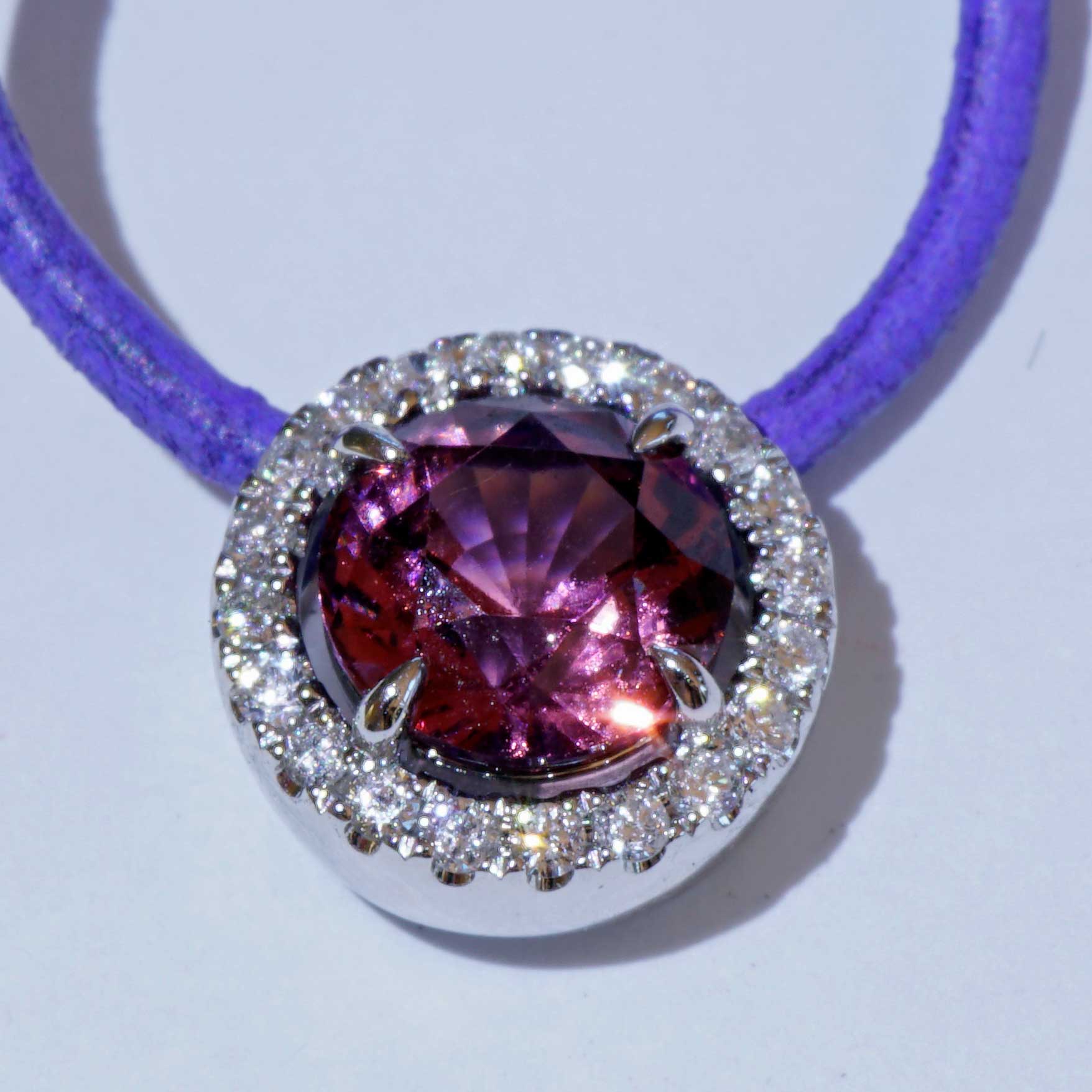 Spinell Brillant Anhänger 750er Weissgold 1.50 ct 0.14 ct fancy Naturfarbe pink violett aubergine
