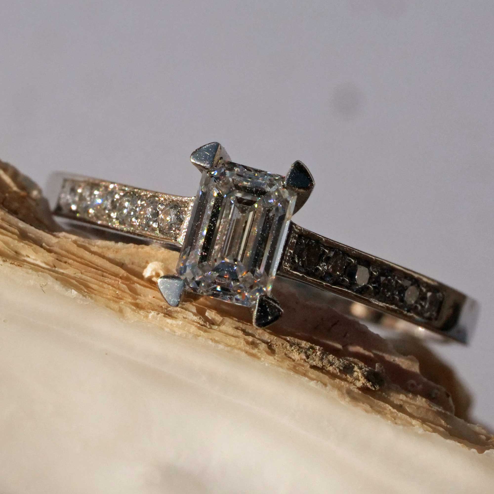 Emeraldcut Diamant Ring 0.64 ct D VS2 Silhouette Bentner GIA Zertifikat 950er Platin 