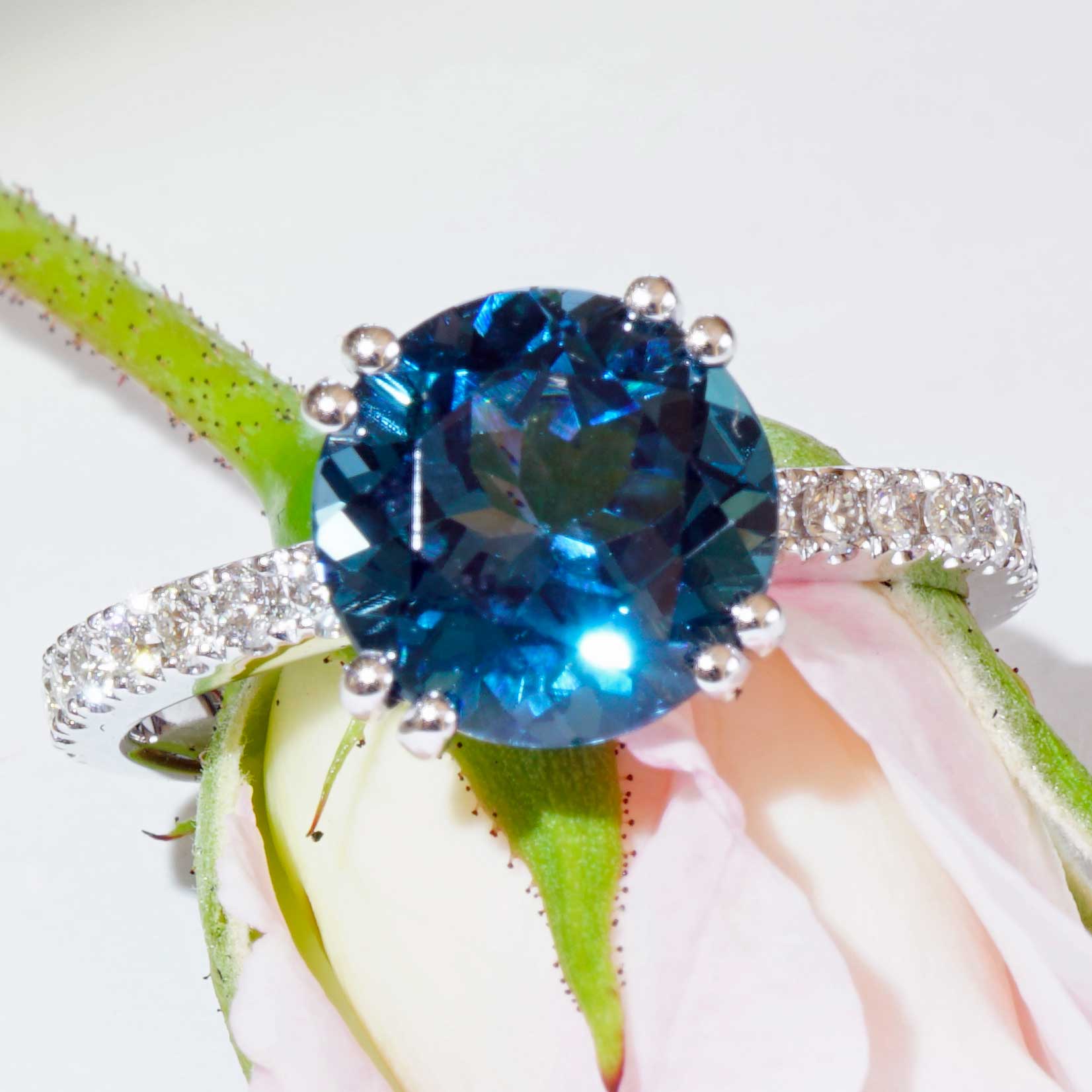 London Blue Topas Brillant Ring 750er Weissgold 3.27 ct 0.33 ct  made in Italy...Edelschmiede 