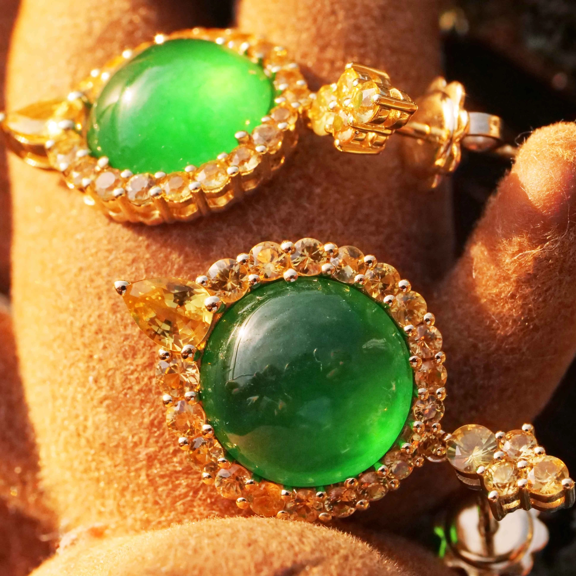 Imperial Burma Jade Saphir Ohrhänger Juwelierskunst 750er Gelbgold 9.98 ct 3.76 ct