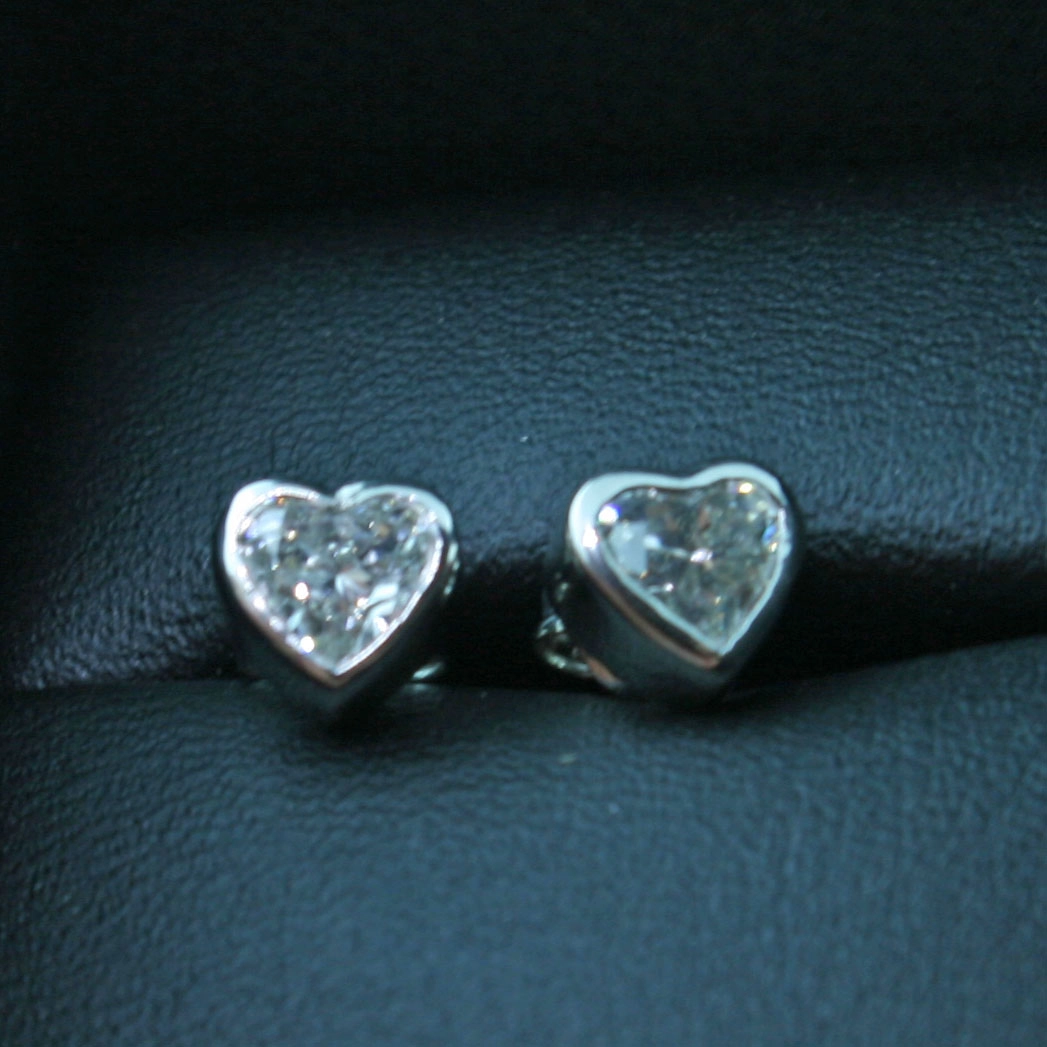 Platin-Herz-Diamant-Ohrstecker, 900er-Platin, 0.42 und 0.40 ct