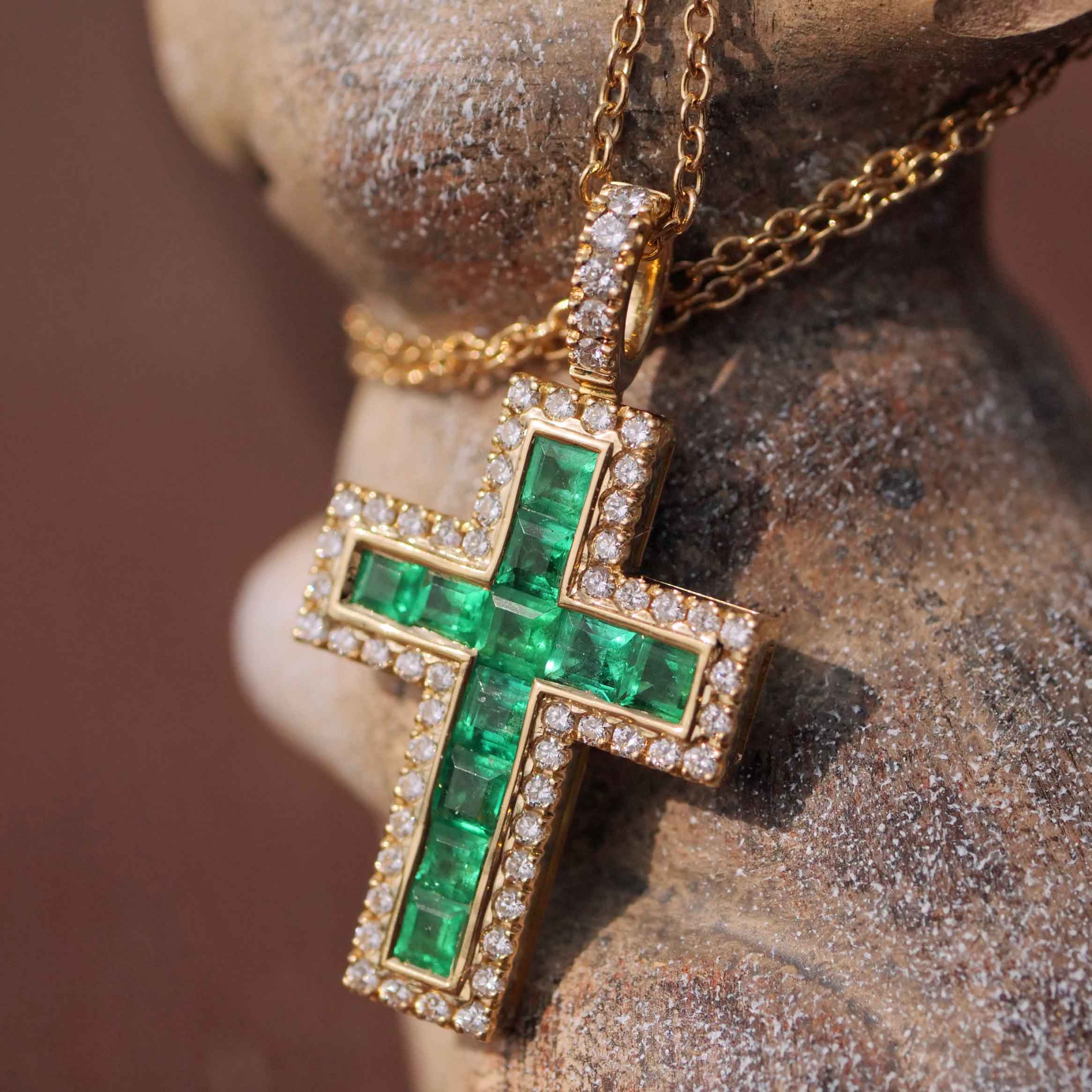 Leuchtend grünes AAA+ Panshir Smaragd Brillant Kreuz mit Kette in 750er Gelbgold - 0.98 ct 0.38 ct TW VS 