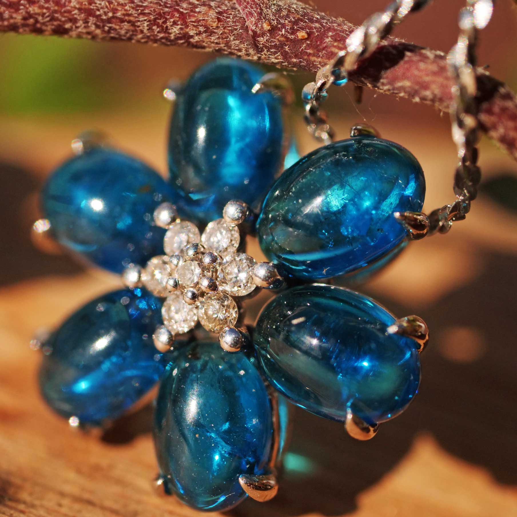 Apatit Brillant Anhänger mit Kette in 750er Weissgold...die Spaß Farbe NEONBLAU total ca. 5.45 ct 