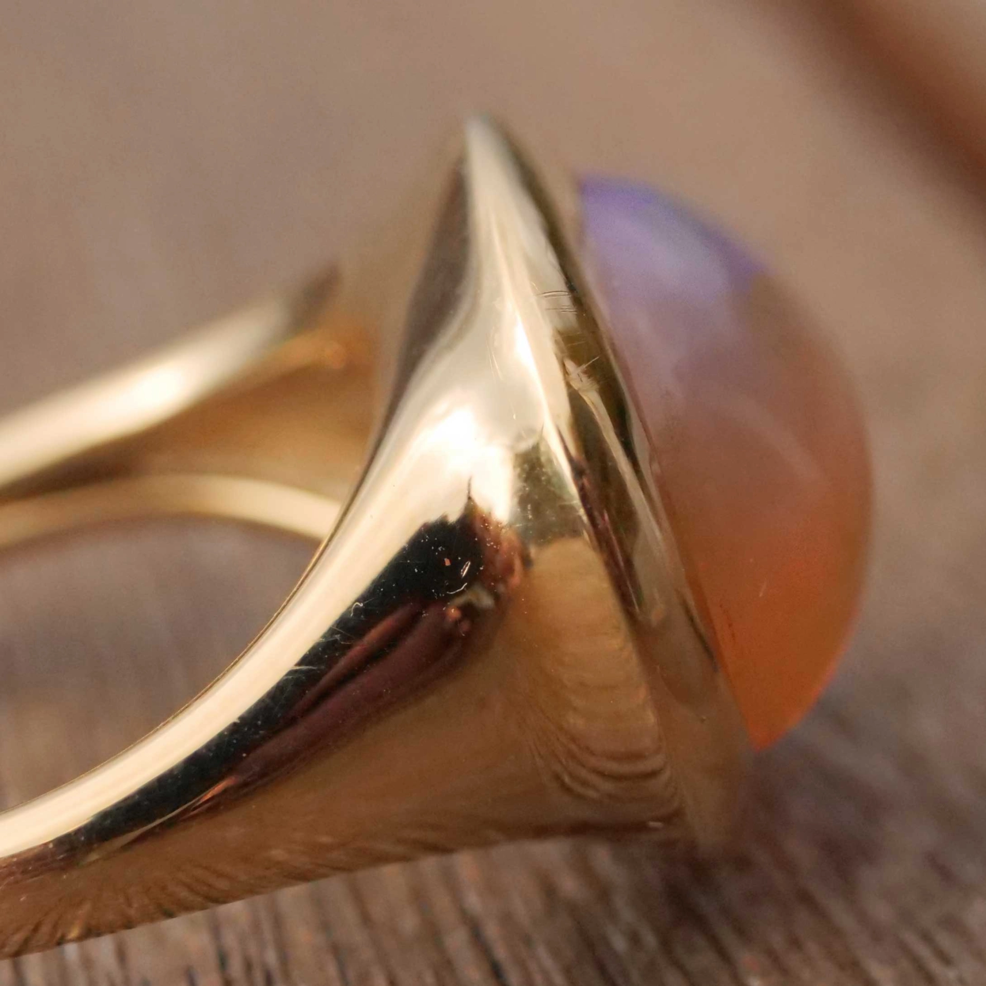 Feueropal Ring 7.44 ct 750er Gelbgold...made in Valenza (Italien)...modernes Design in Kissenform