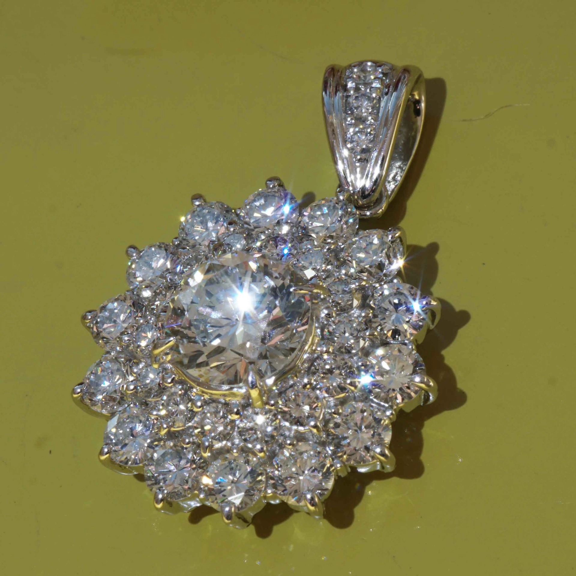 Solitär Anhänger 1.022 ct 1.48 ct 900er Platin High End Rosettenform