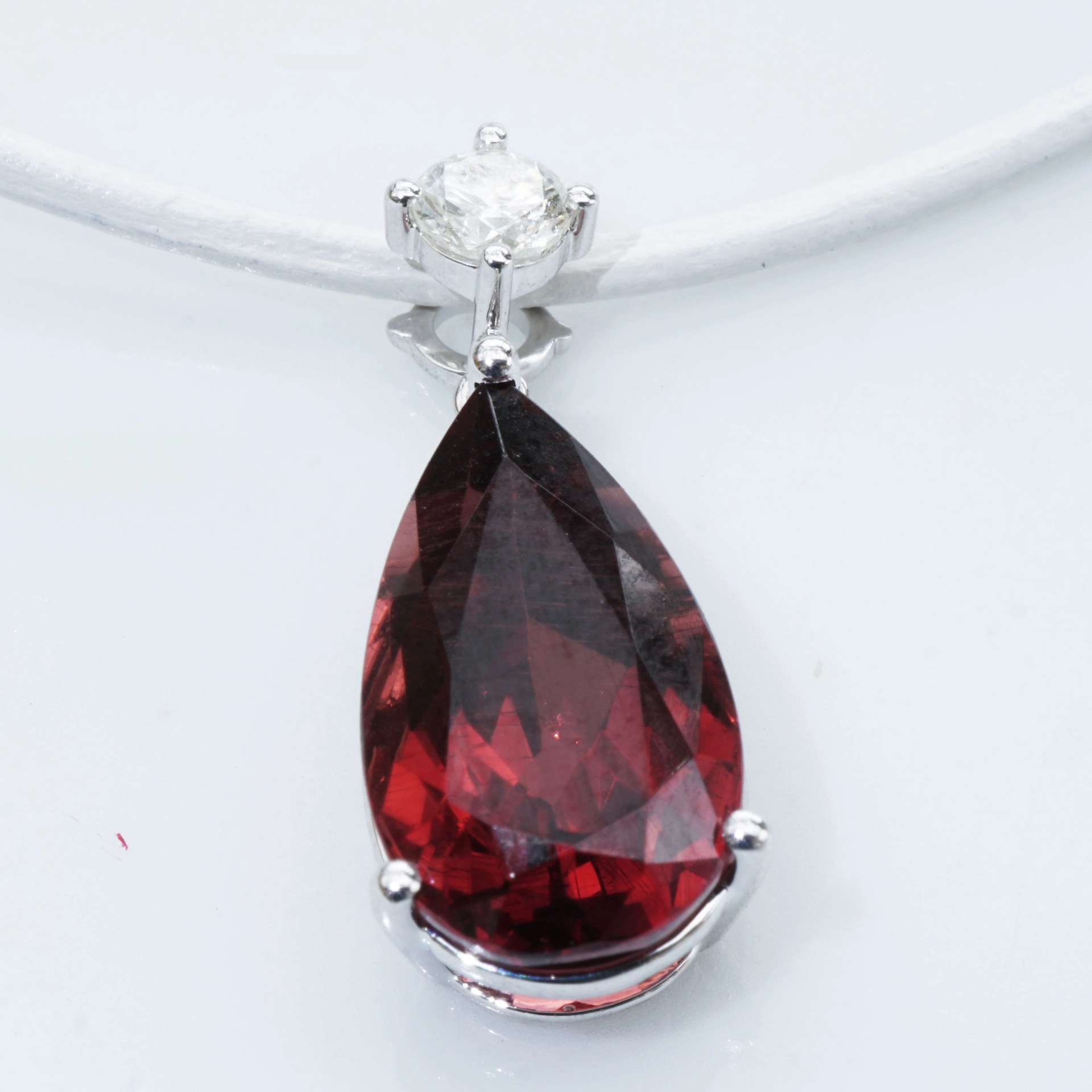 Rhodolith Brillant Anhänger 750er Weissgold IGI Zertifikat 6 ct 0.22 ct ...was für ein Rot!