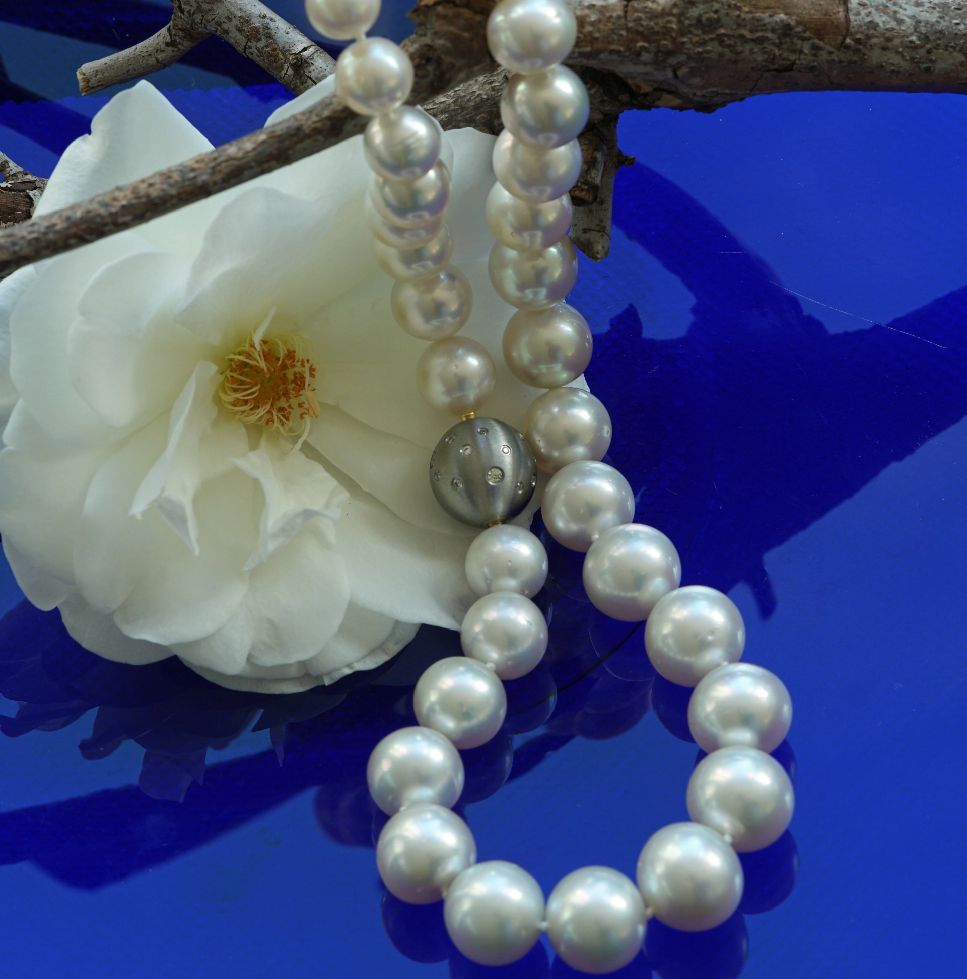 SÜDSEE Zuchtperl Collier weiss-l. creme AAA+ FEINER LÜSTER rund 14,8 - 11 mm Wave