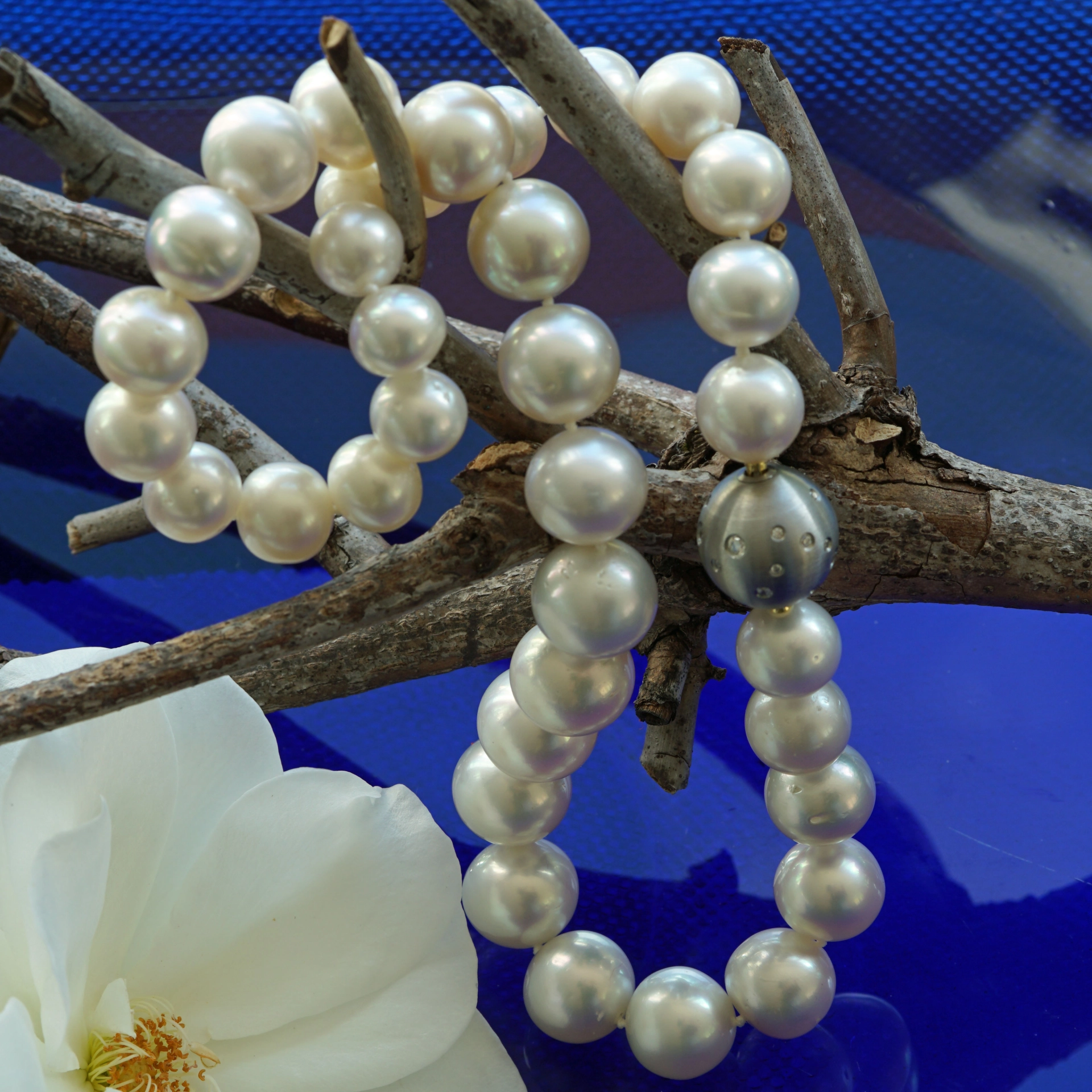 SÜDSEE Zuchtperl Collier weiss-l. creme AAA+ FEINER LÜSTER rund 14,8 - 11 mm Wave