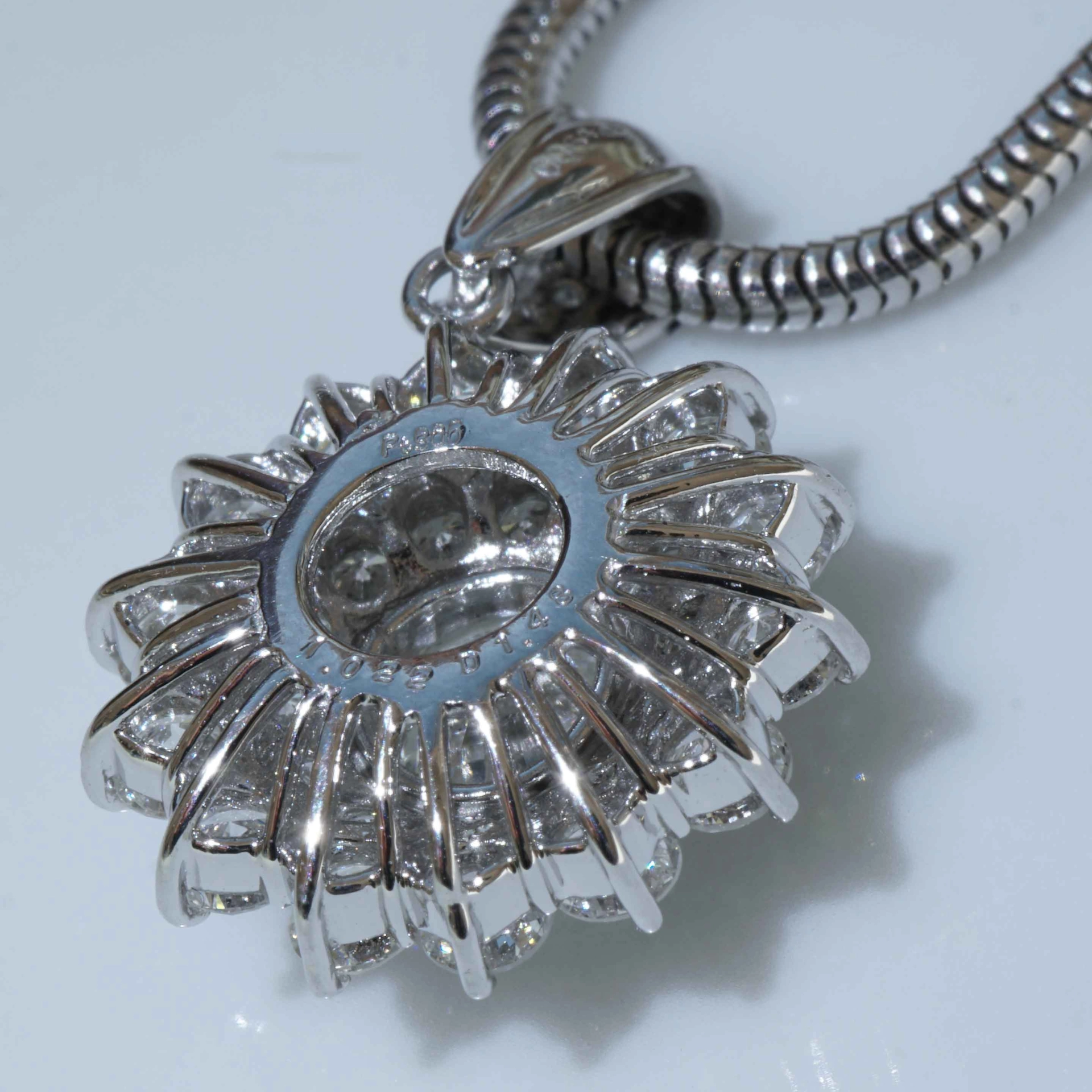 Solitär Anhänger 1.022 ct 1.48 ct 900er Platin High End Rosettenform