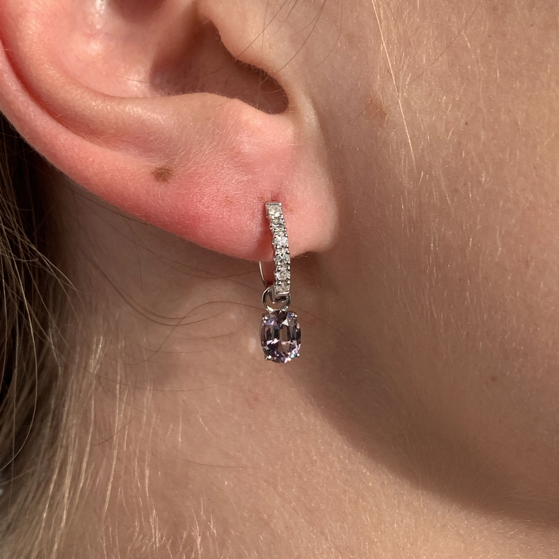 Spinell Diamant Ohrstecker AAA+ 9 mm W SI Top Farbe lila mit Graustich