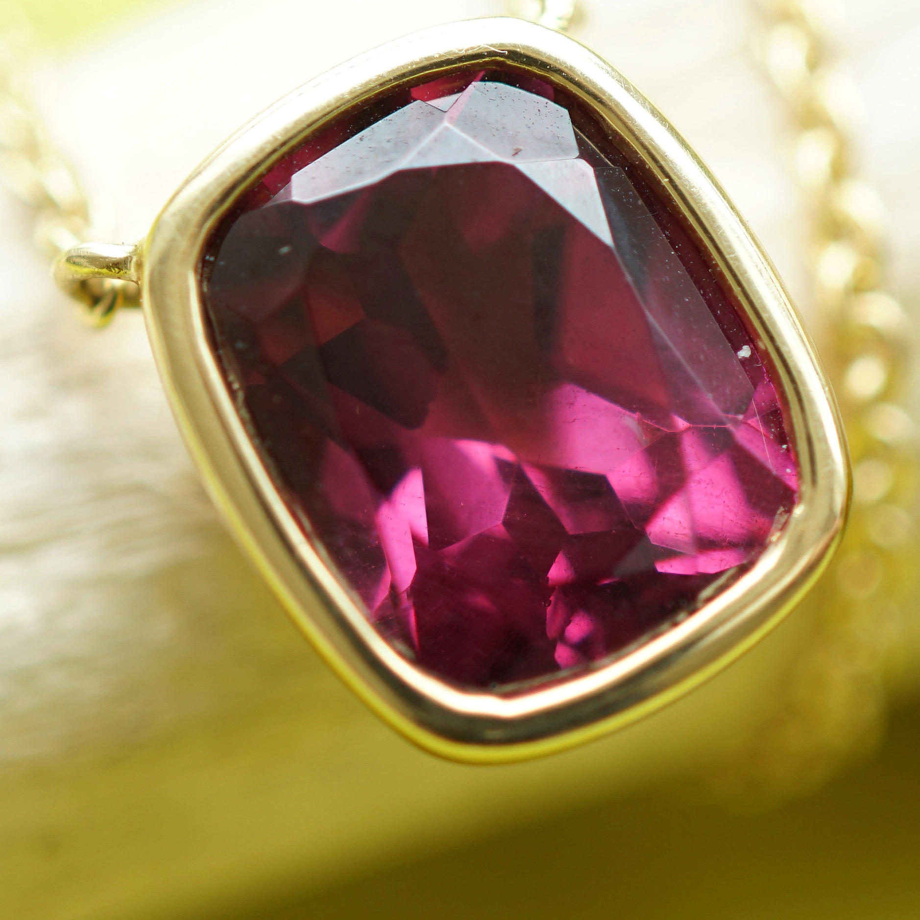 Rhodolith Collier 2.65 ct 750er Gelbgold 10 x 9 mm Spitzenqualität AAA+ Herzblut