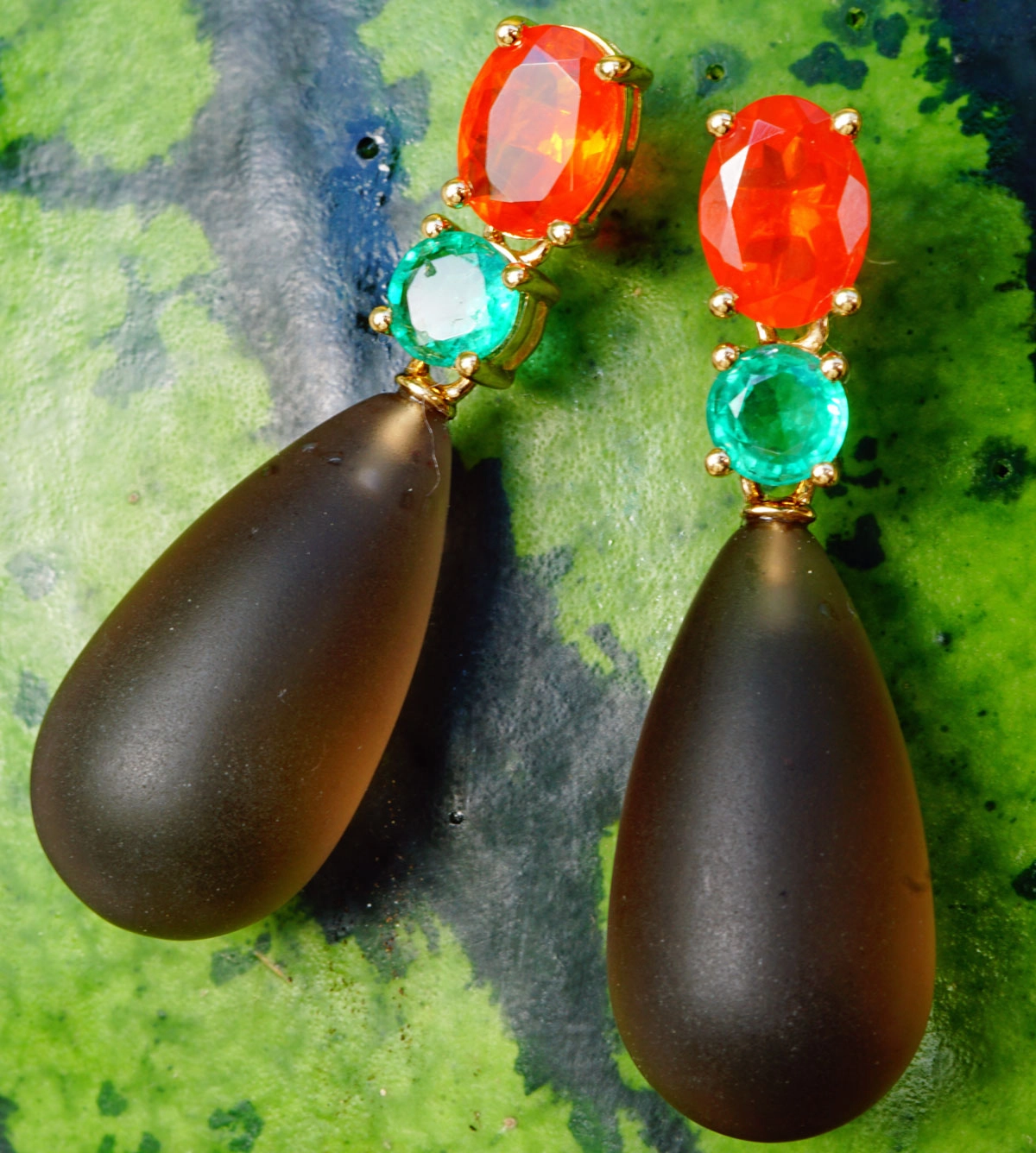 Smaragd Feuer Opal Ohrhänger mit Rauchquarzpampeln in 750er Gelbgold