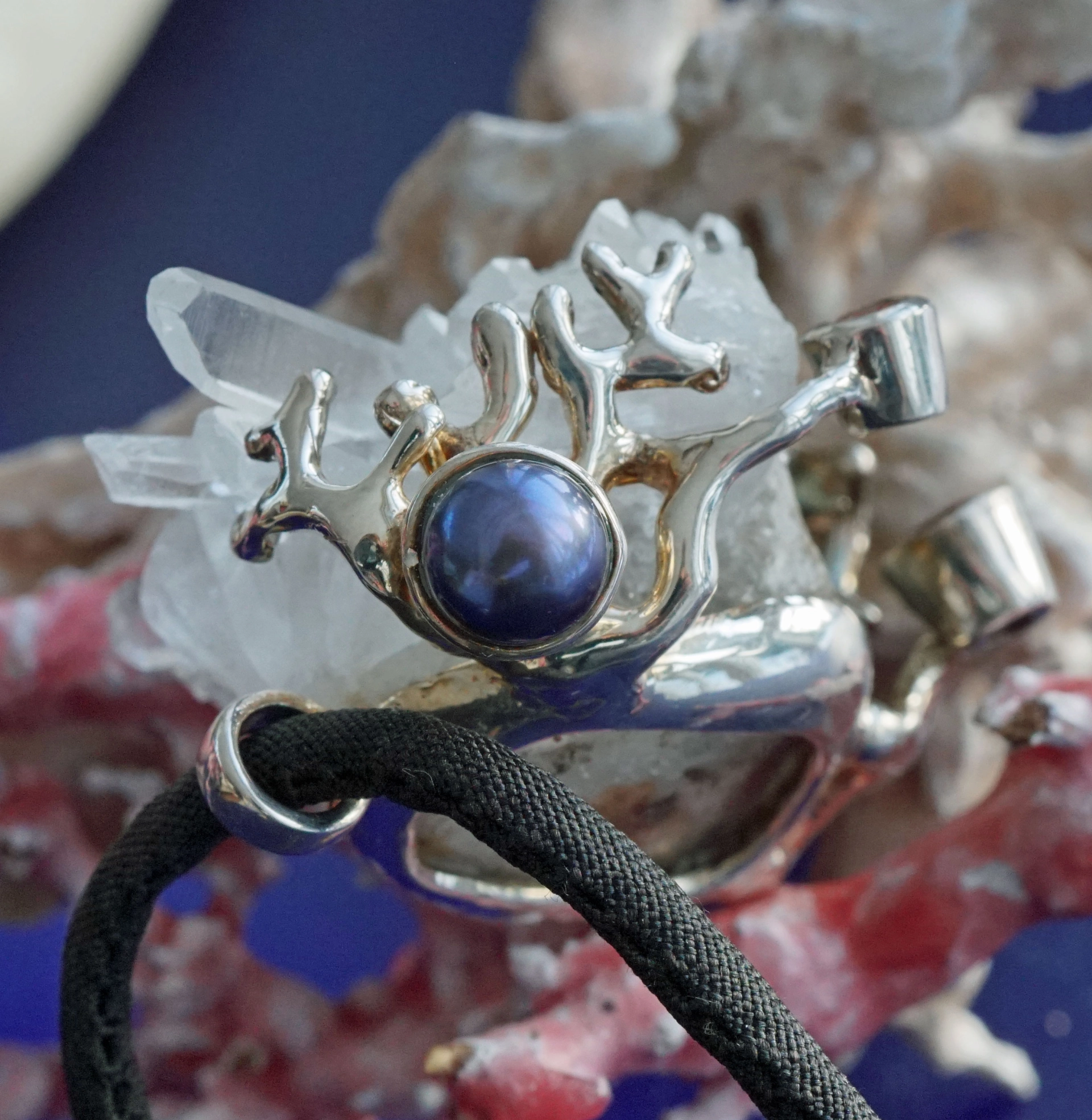 Herz wie ein Bergwerk Anhänger Kristallstufe Granat Zuchtperle Saphir in Silber