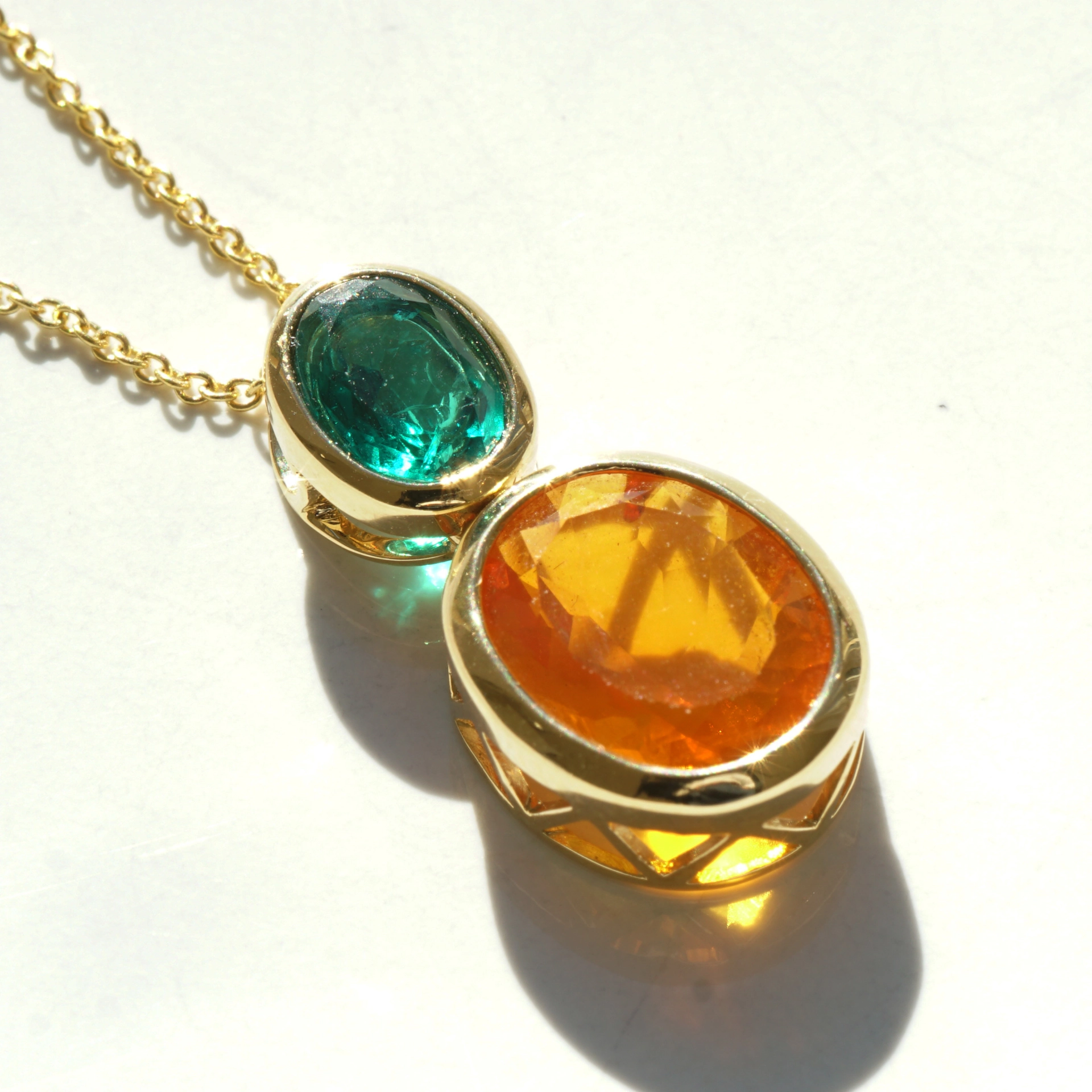 Smaragd Feueropal Anhänger m. Kette 750er Gelbgold 2.24 ct 0.66 ct AAA+