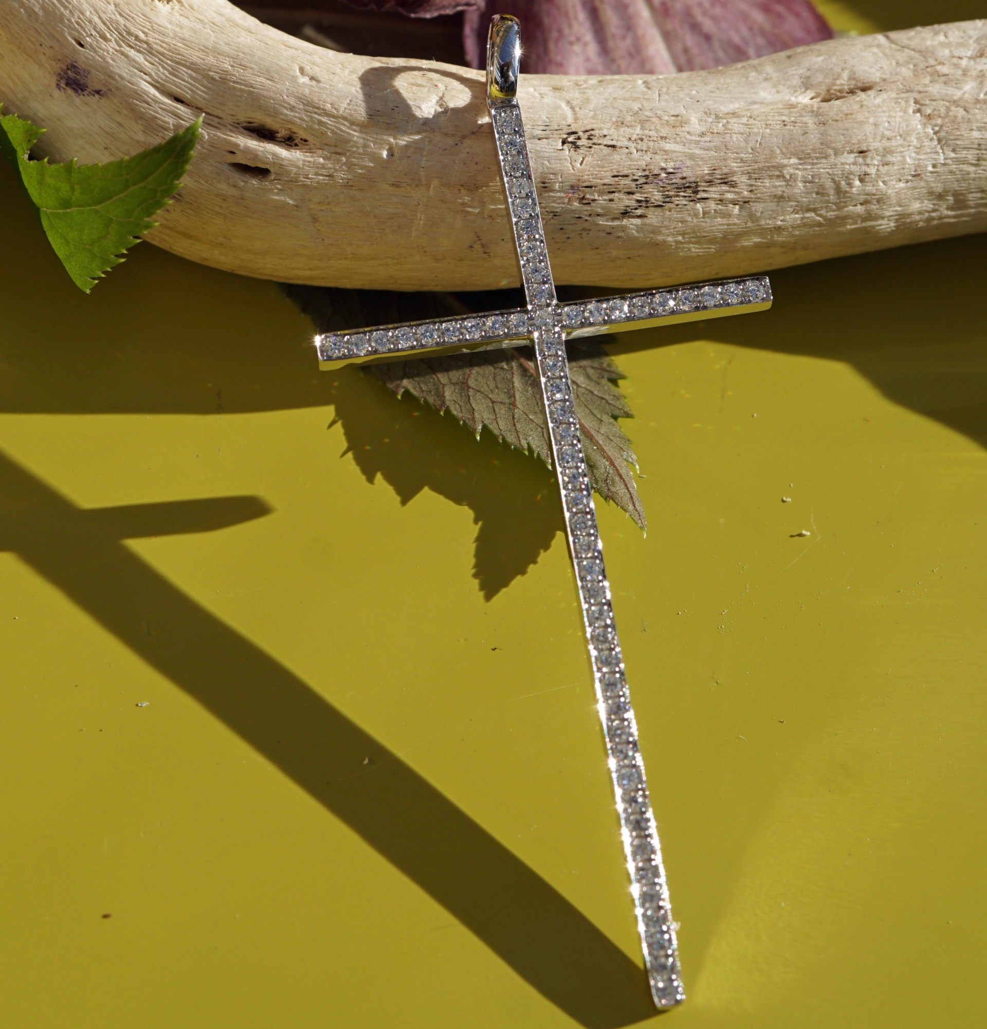 Kreuz Anhänger 62 x 28 mm Cooles Design 0.49 ct W / VS-SI 750er Weissgold