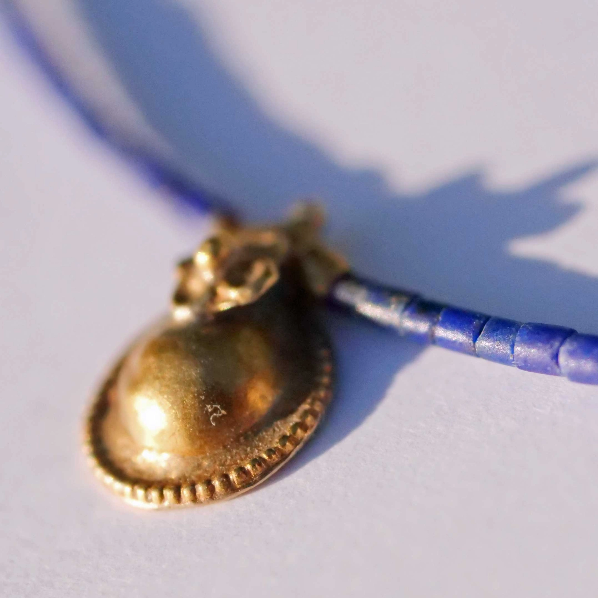 Lapis Lazuli Collier 5-reihig mit 900er Feingold Elementen und Antikschmuck Hänger