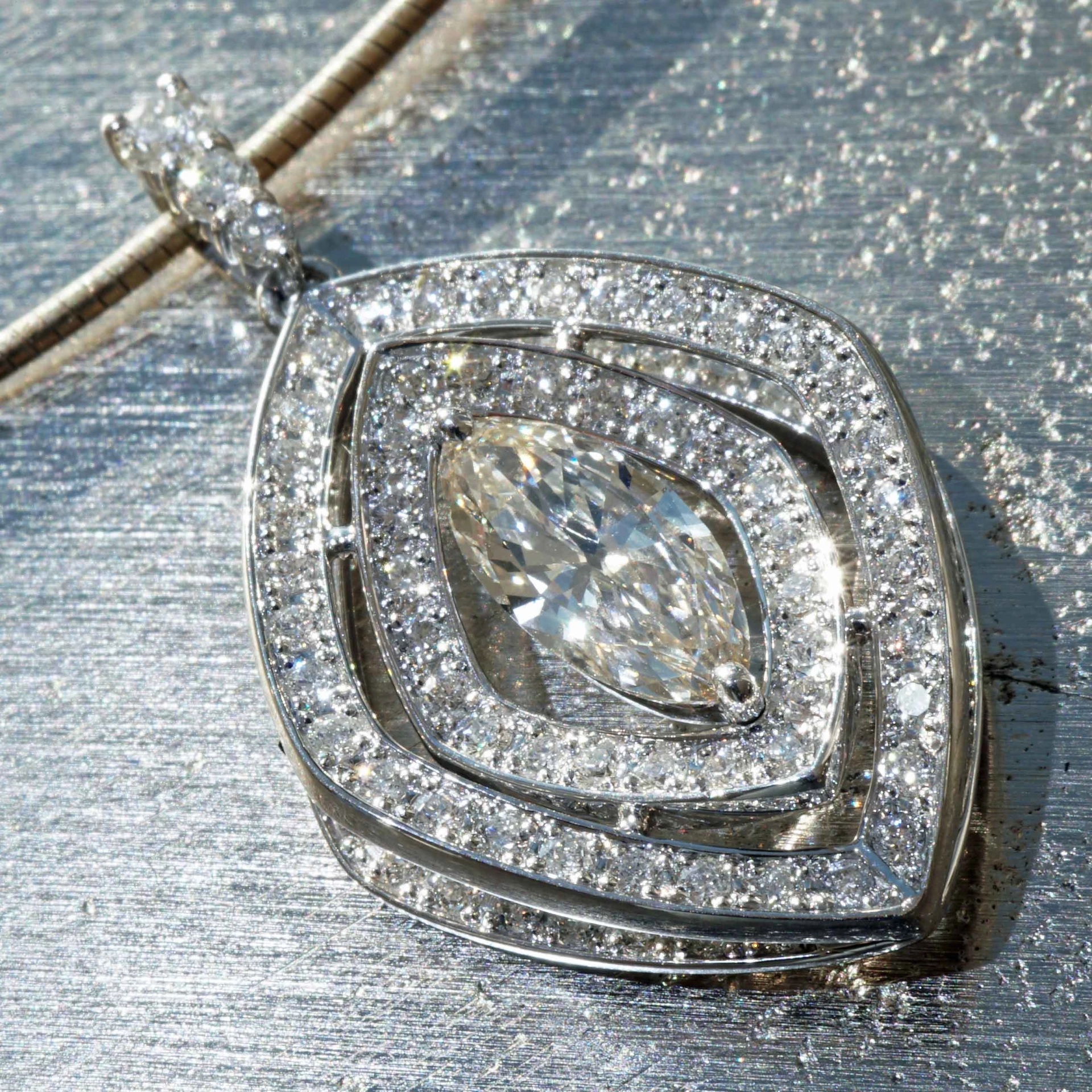 Marquise Solitär Anhänger 1.86 ct 900er Platin Meisterarbeit mit Strahlkraft