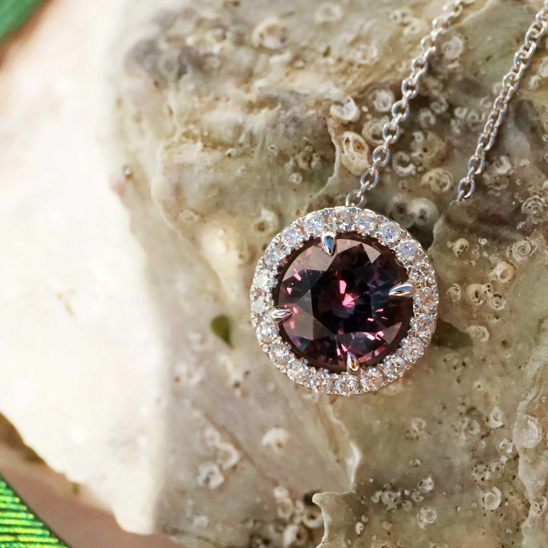 Spinell Brillant Anhänger 750er Weissgold 1.50 ct 0.14 ct fancy Naturfarbe pink violett aubergine