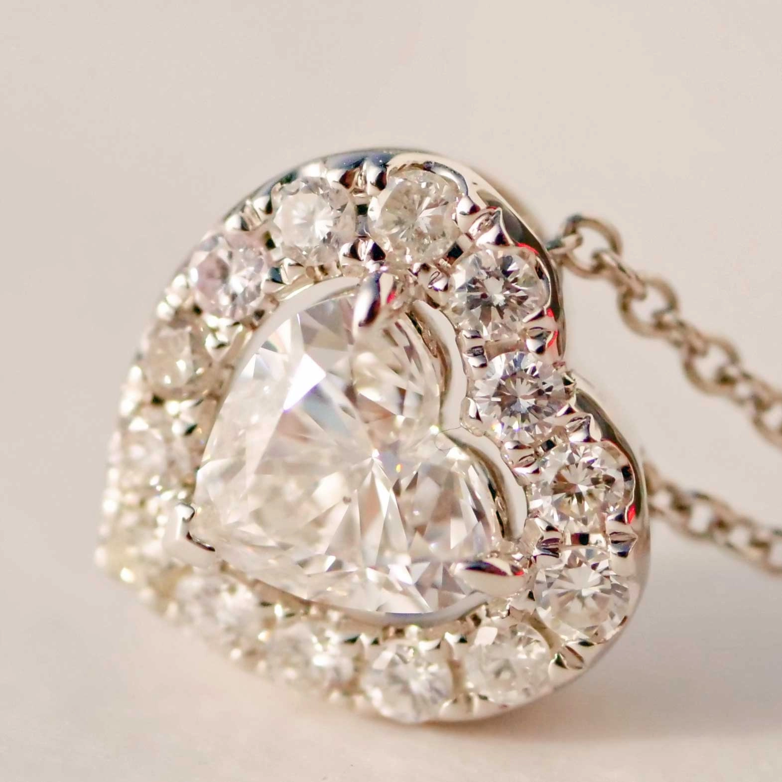 Anhänger mit Brillant HERZ 0.70 ct F SI1 5.40-6.02x3.66 mm GIA Gutachten 750er Weissgold