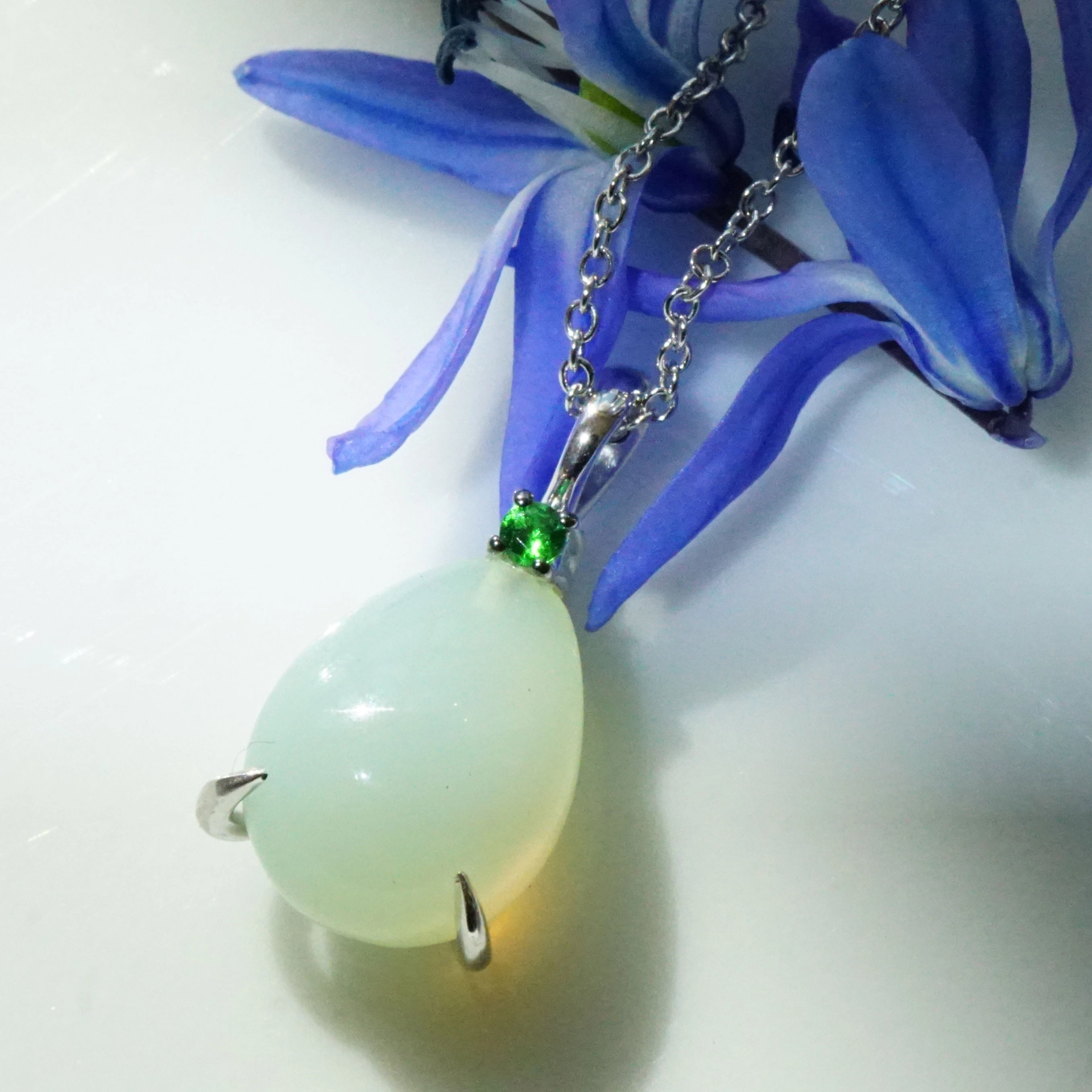 Calzedon Tsavorith Anhänger Drop 750er Weissgold entzückend 4.63 ct 0.03 ct mit Kette