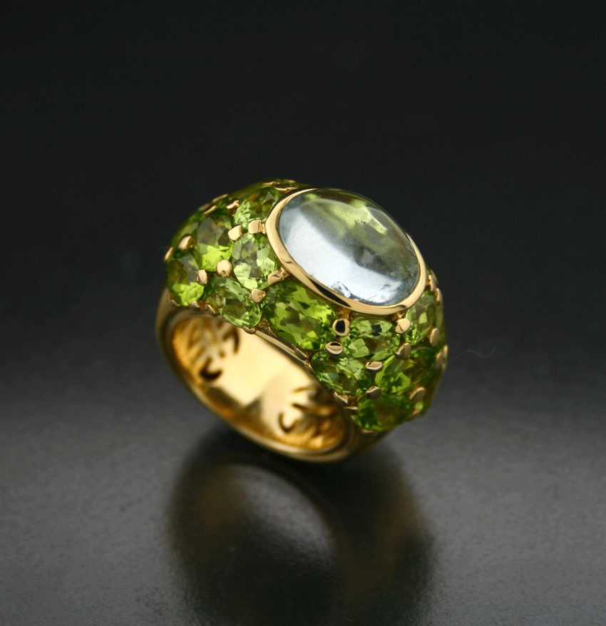 Goldschmiedeunikat, perfekt gefaßte Peridots und ein Aquamarincabochon