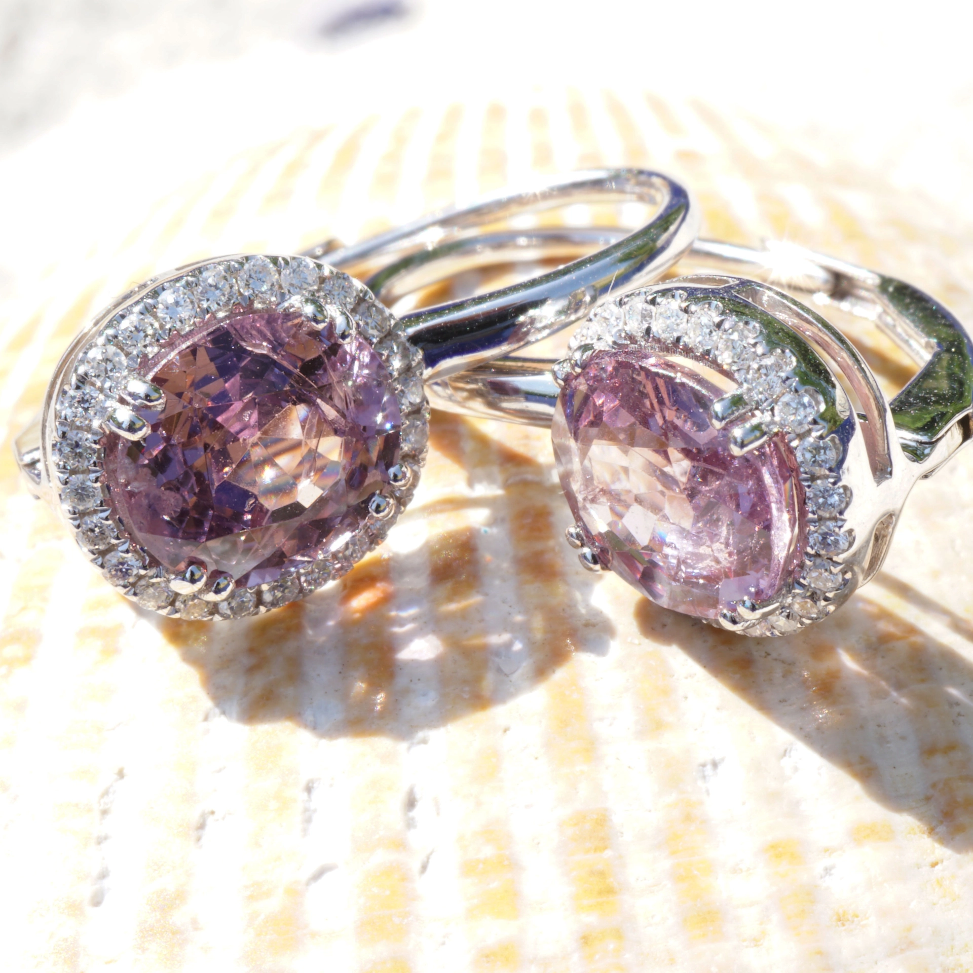 Spinell Brillant Ohrhänger 2.62 ct pink-purple Burma AAA 750er Weissgold in Form von coolen Hängern