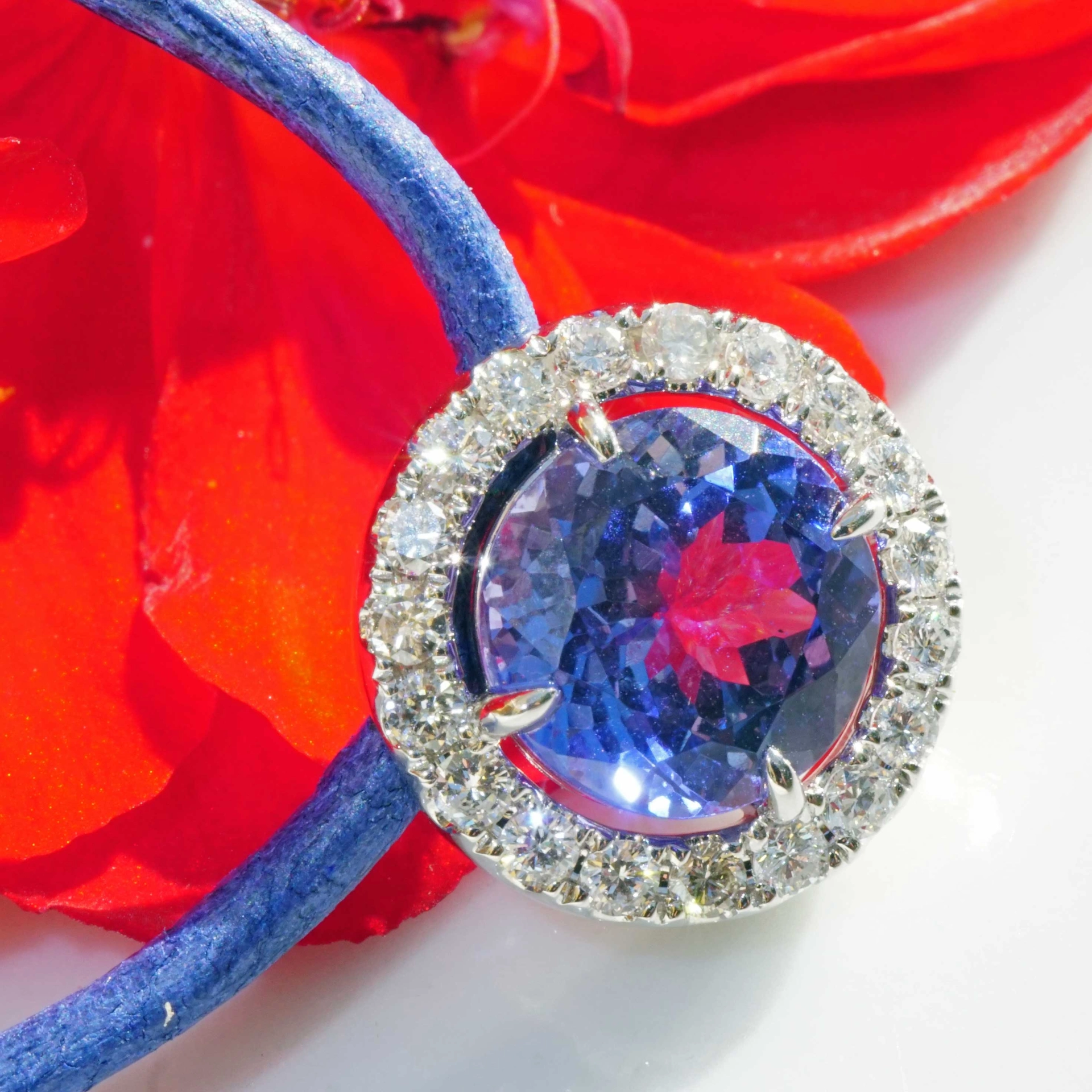 Tansanit Brillant Anhänger 750er Weissgold 2.86 ct 0.37 ct Hyazinthen blau und klasse Brillanz