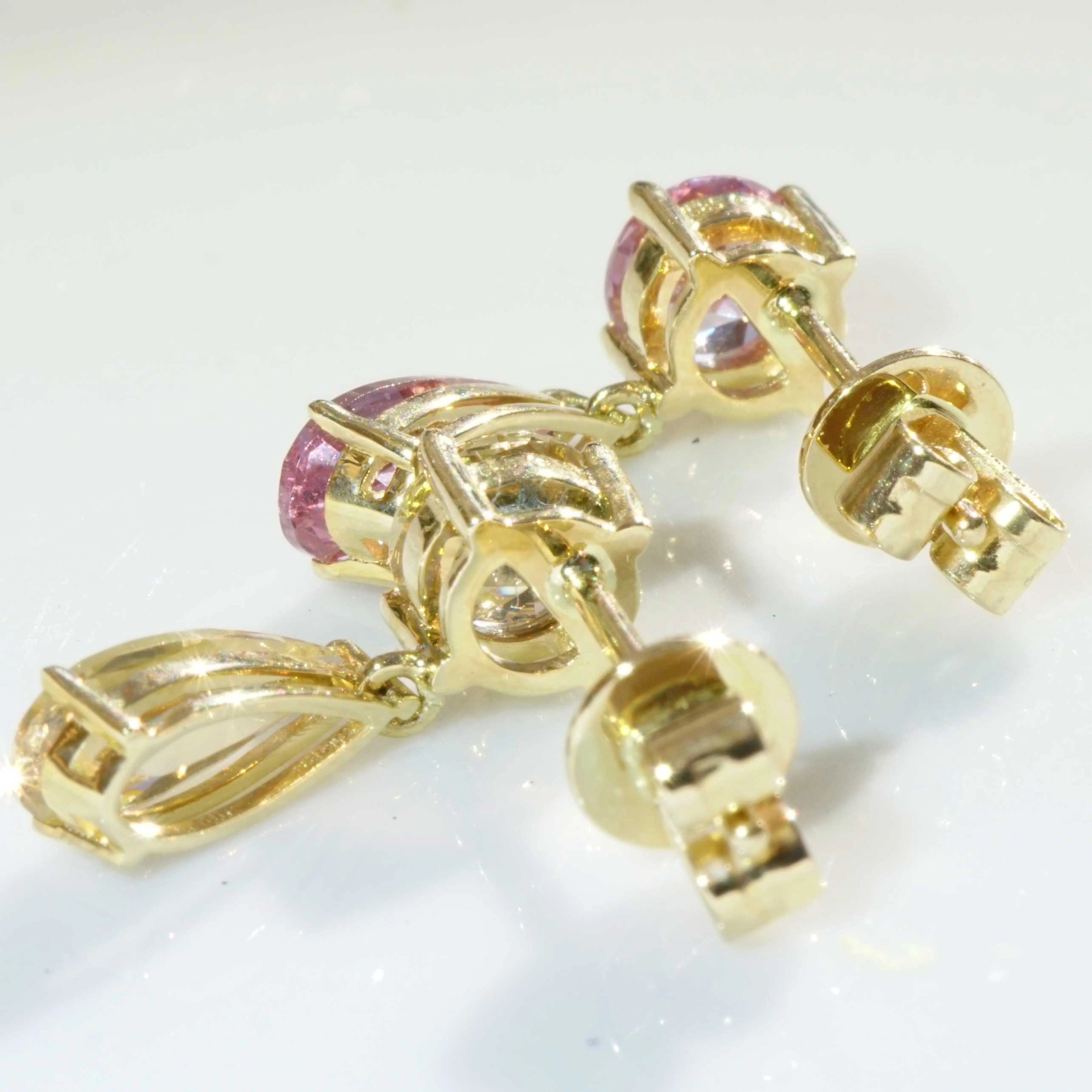 Saphir Ohrhänger 2.45 ct 585er Gelbgold Ilakaka Mine Madagascar pink-lila gelb NATURFARBE