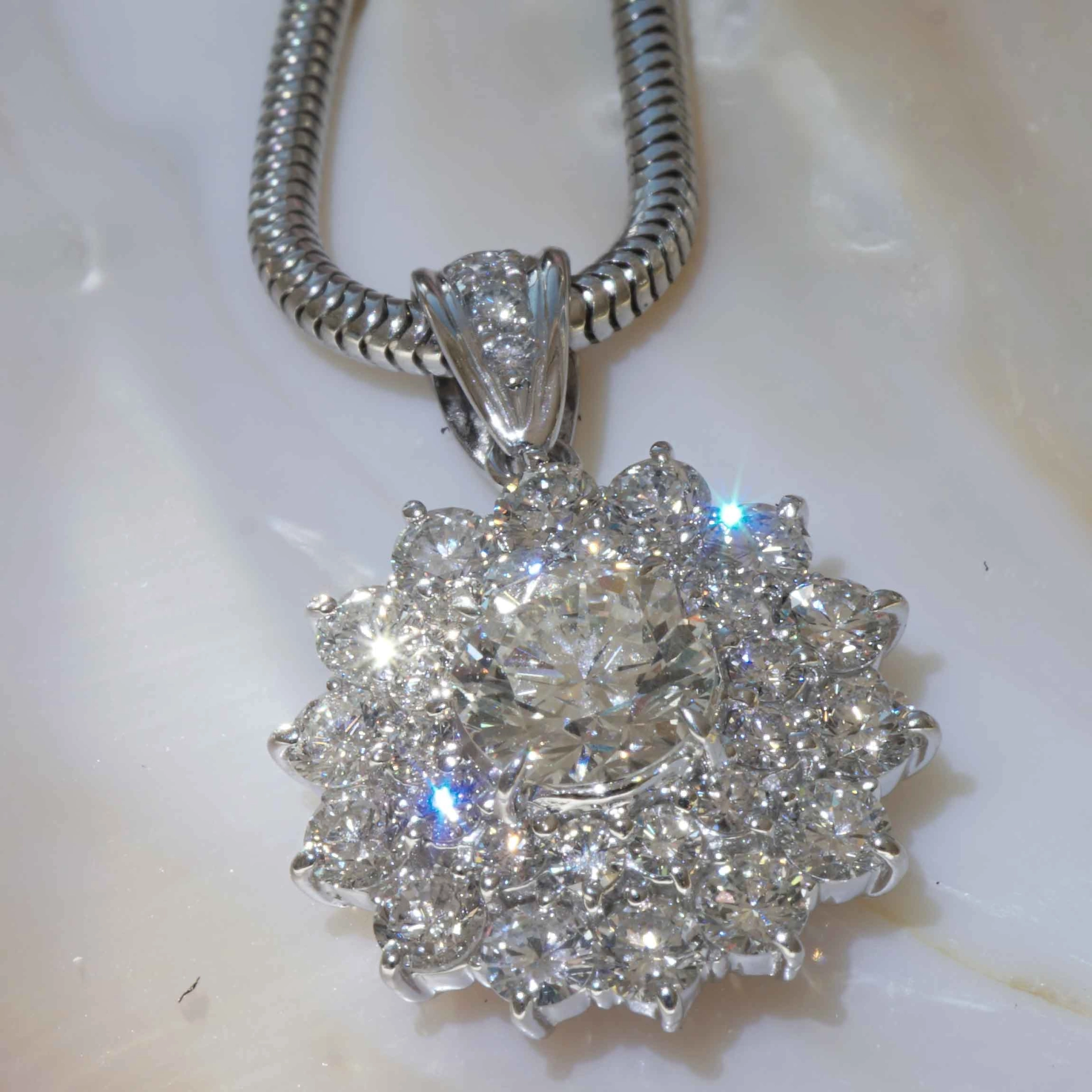 Solitär Anhänger 1.022 ct 1.48 ct 900er Platin High End Rosettenform