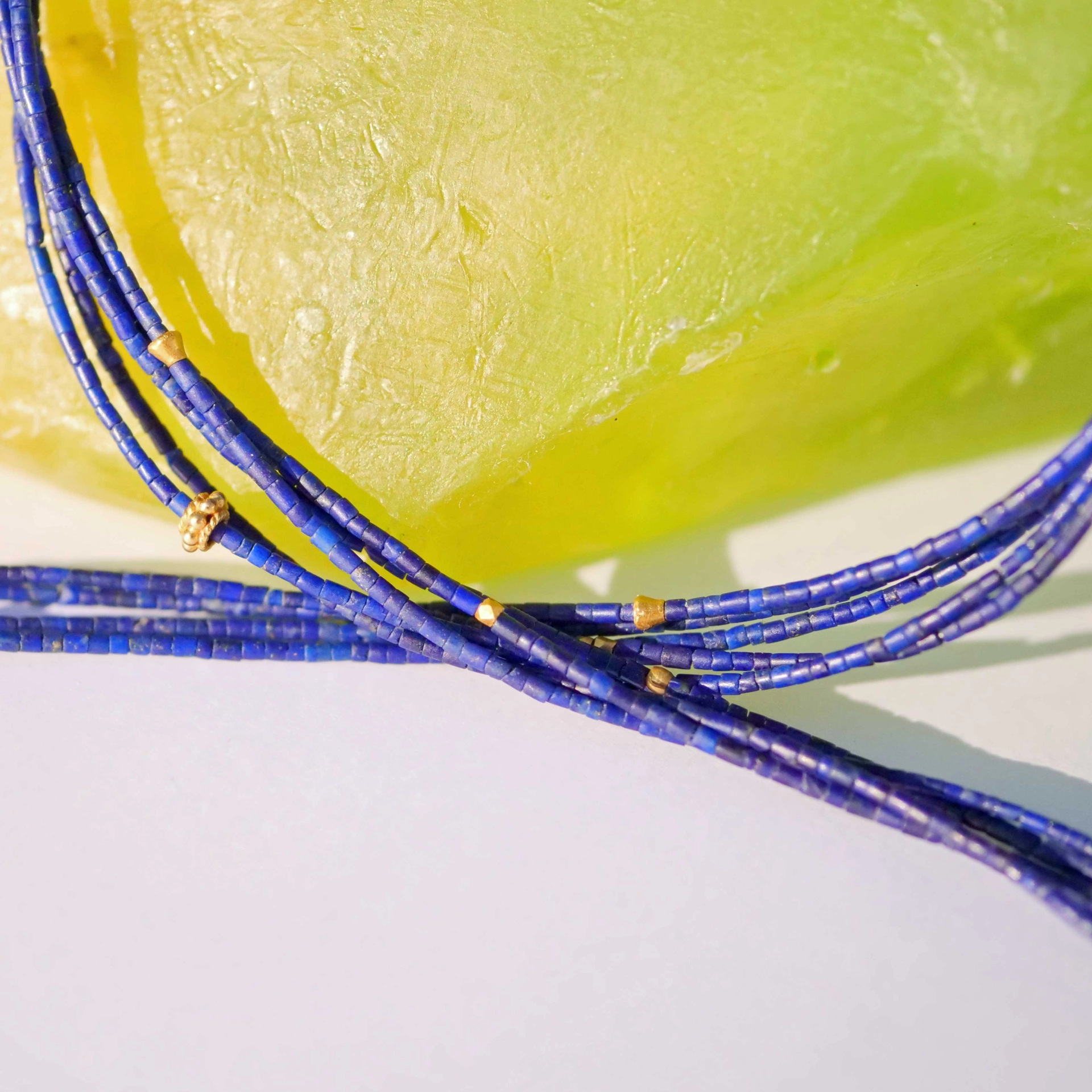 Lapis Lazuli Collier 5-reihig mit 900er Feingold Elementen und Antikschmuck Hänger