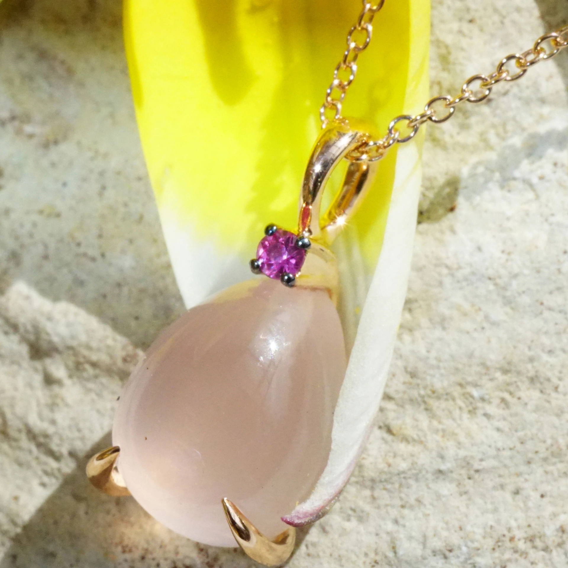 Rosenquarz Saphir Anhänger Drop 750er Rosegold entzückend 3.98 ct 0.04 ct mit Kette
