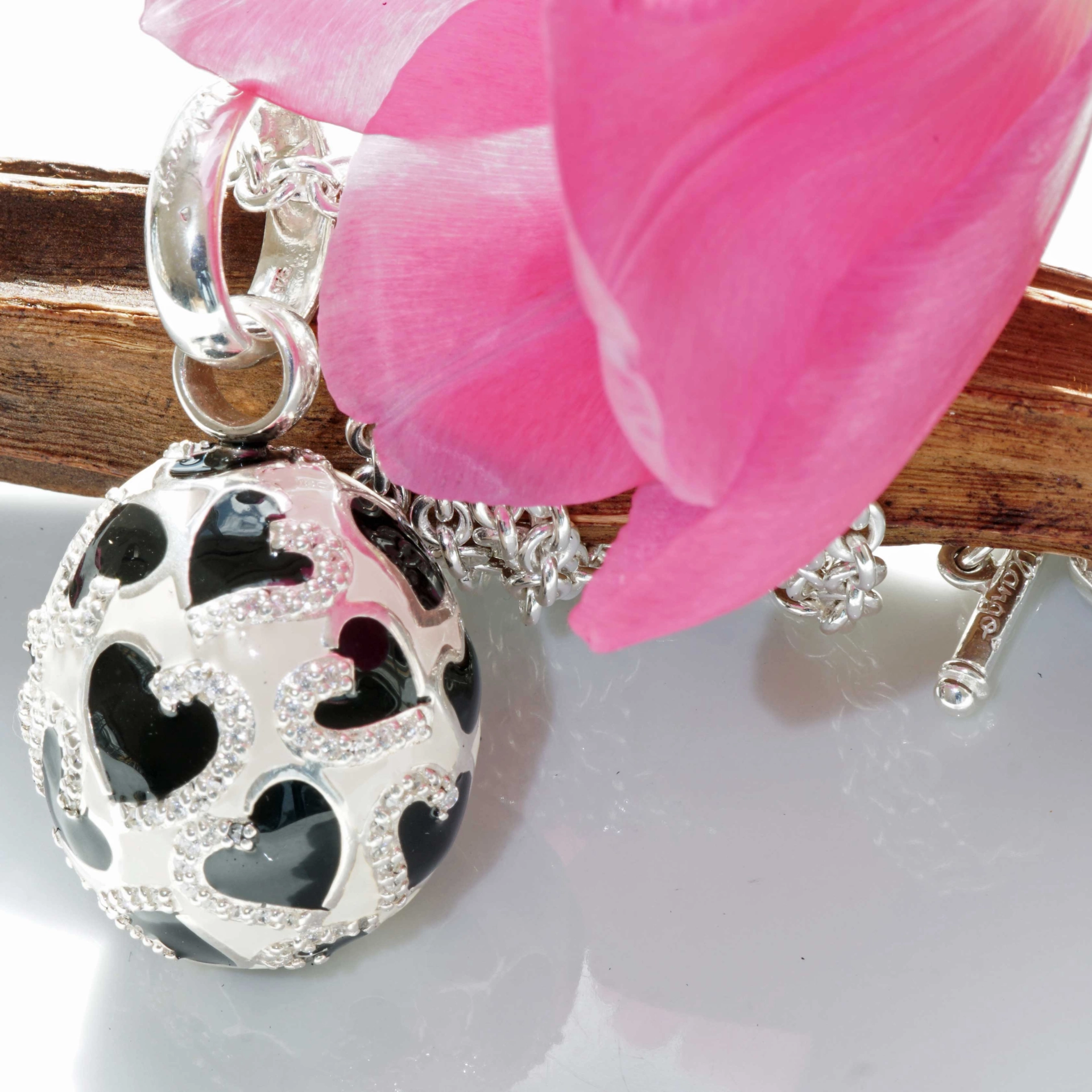 Original Chilango Anhänger im Stil Faberge Emaille Heart Black / White 925er Silber