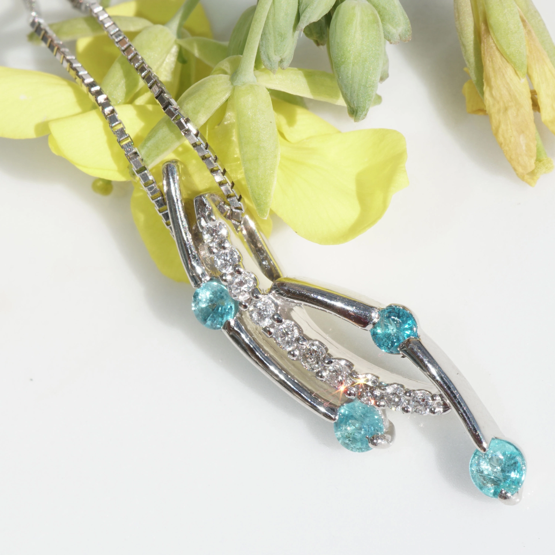 Paraiba Turmalin Anhänger in 900er Platin mit Kette 0.22 ct 0.10 ct leuchtendes Schwimmbadblau