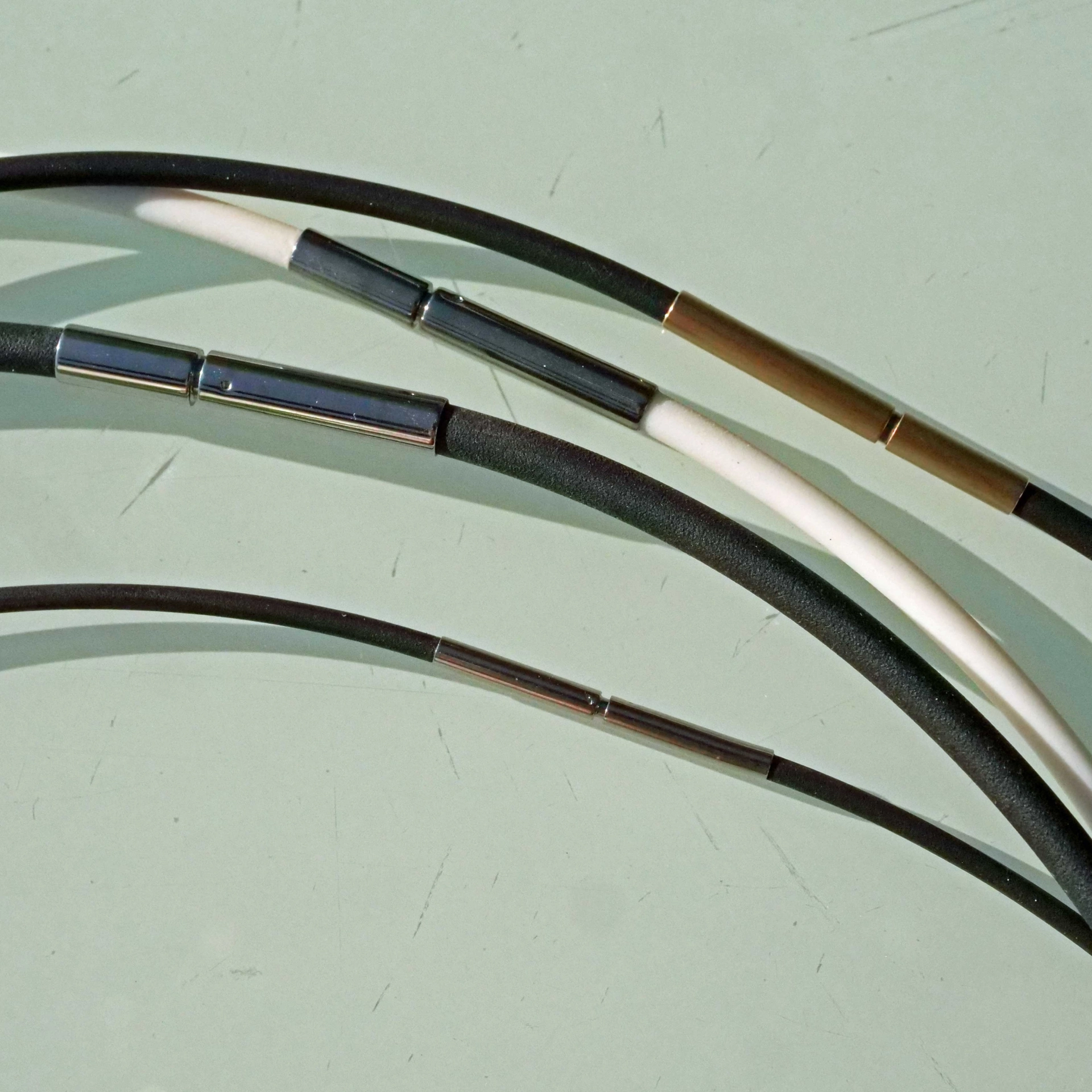 3 mm weisser Polymere Halsreif Silikmed mit Edelstahl Bajonette und Stahlkern... Must-Have-Acces