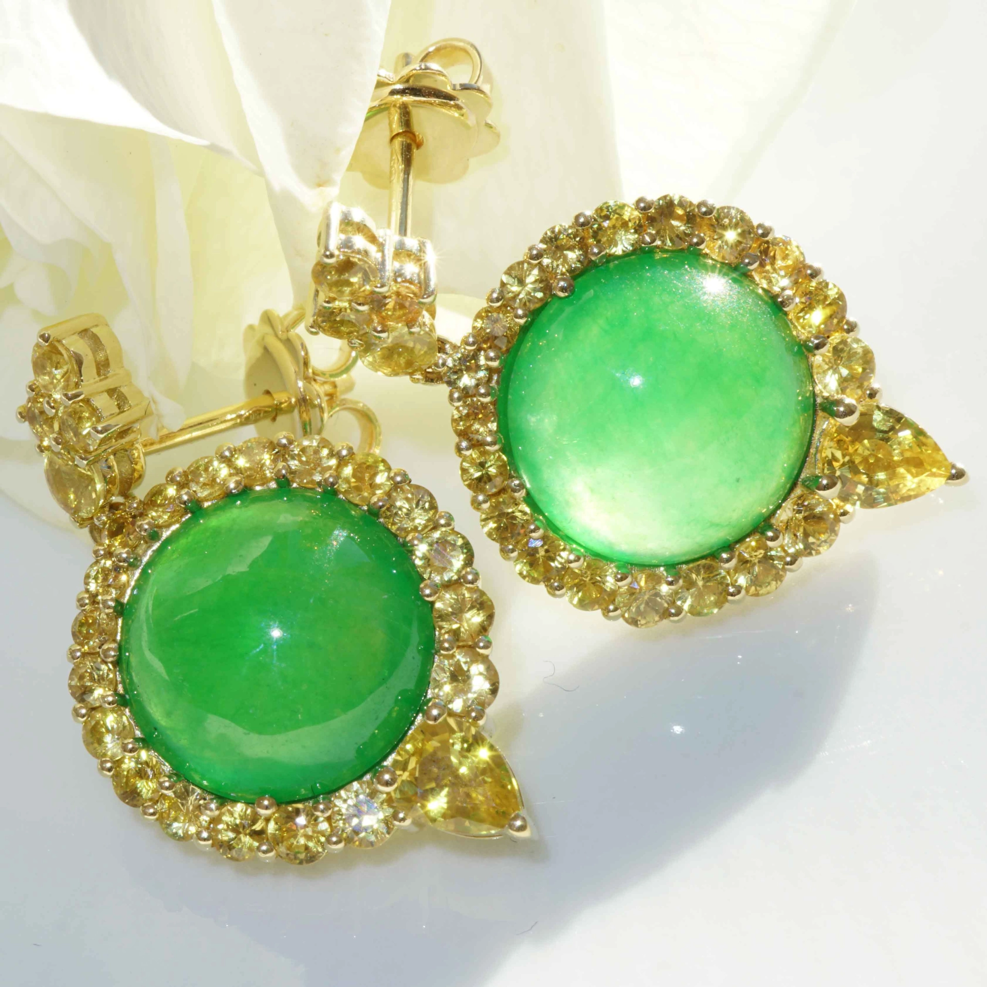 Imperial Burma Jade Saphir Ohrhänger Juwelierskunst 750er Gelbgold 9.98 ct 3.76 ct