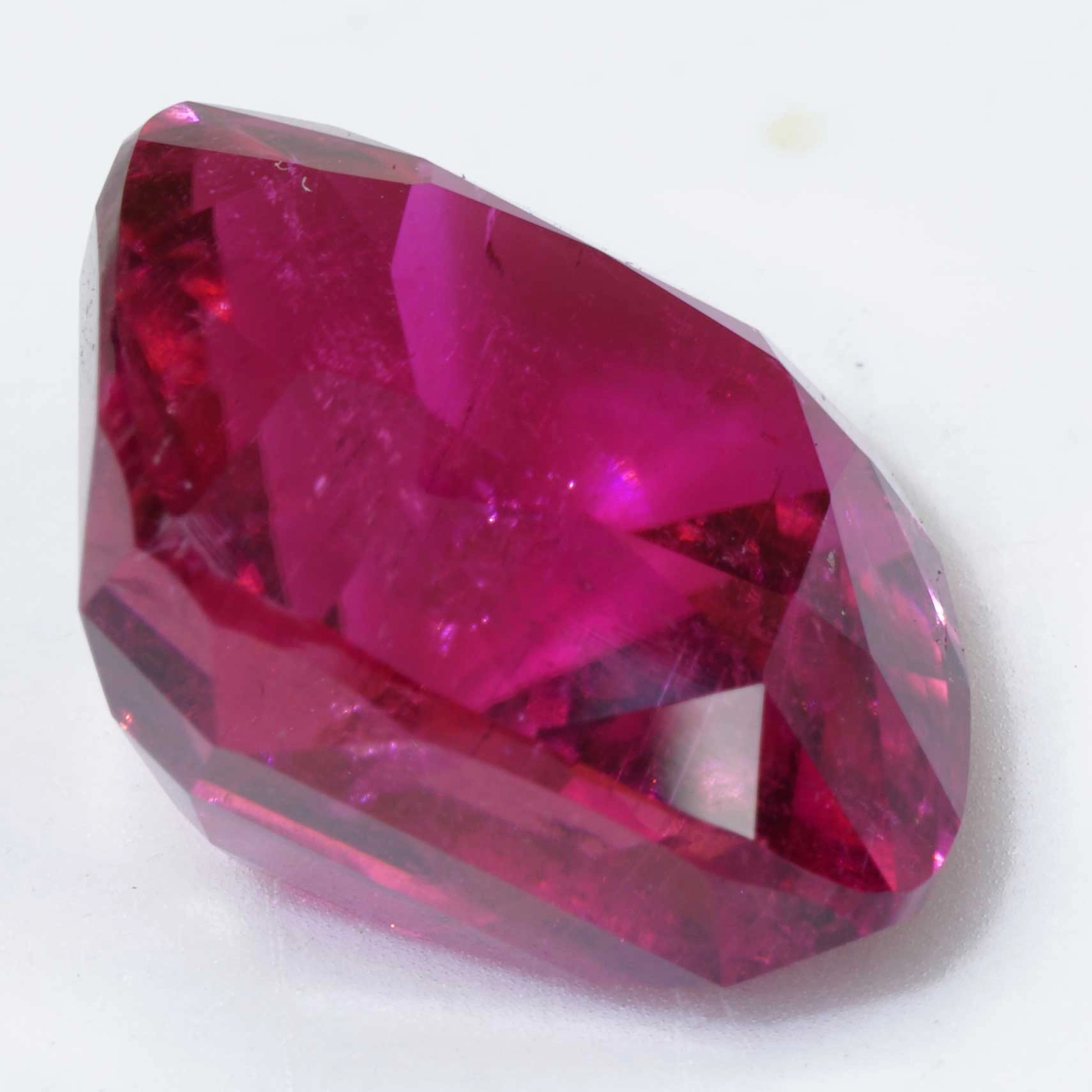 Rubellit der Extraklasse AAA+  23.10 ct Afghanistan Rubylight rot-pink mit unglaublicher Leuchtkraft