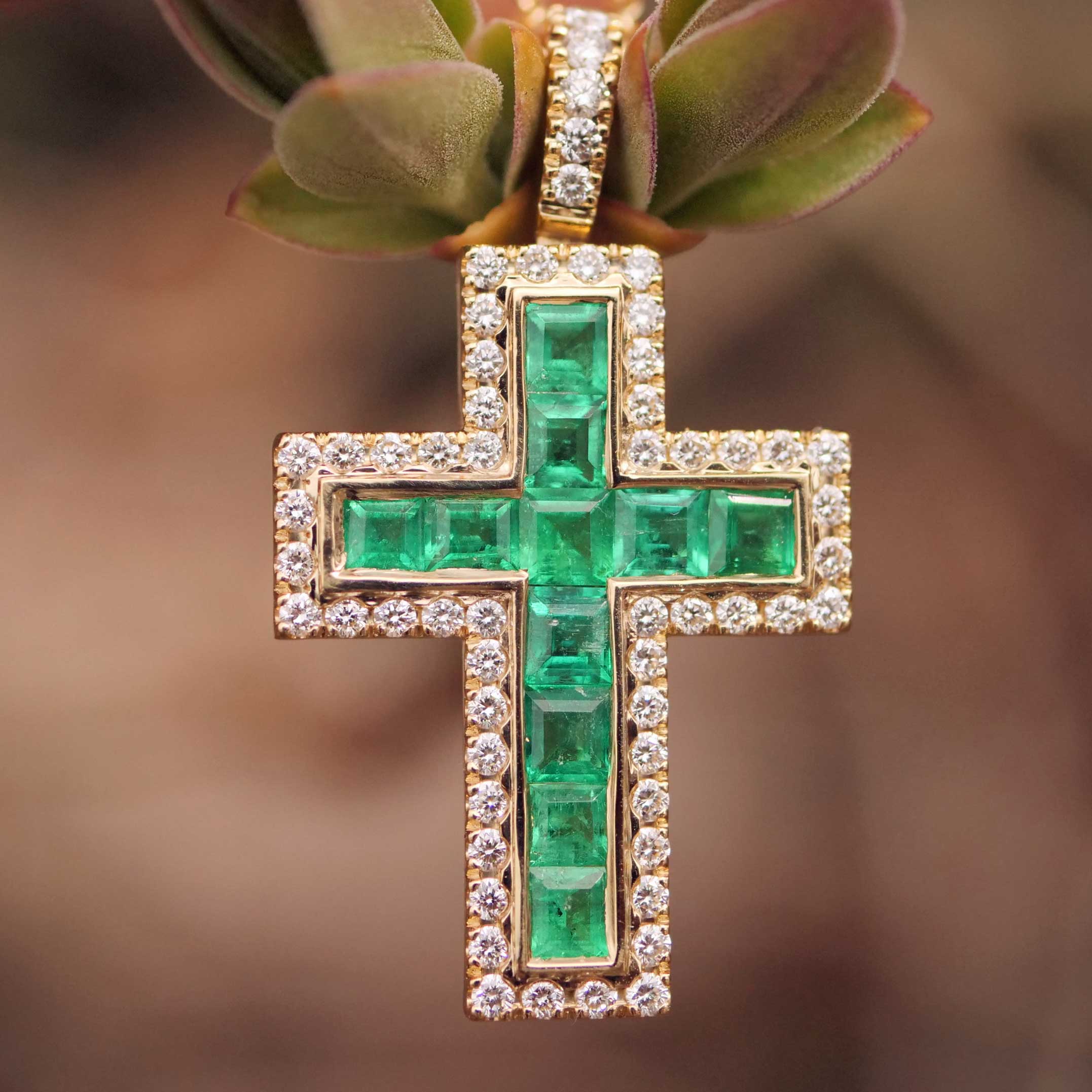 Leuchtend grünes AAA+ Panshir Smaragd Brillant Kreuz mit Kette in 750er Gelbgold - 0.98 ct 0.38 ct TW VS 