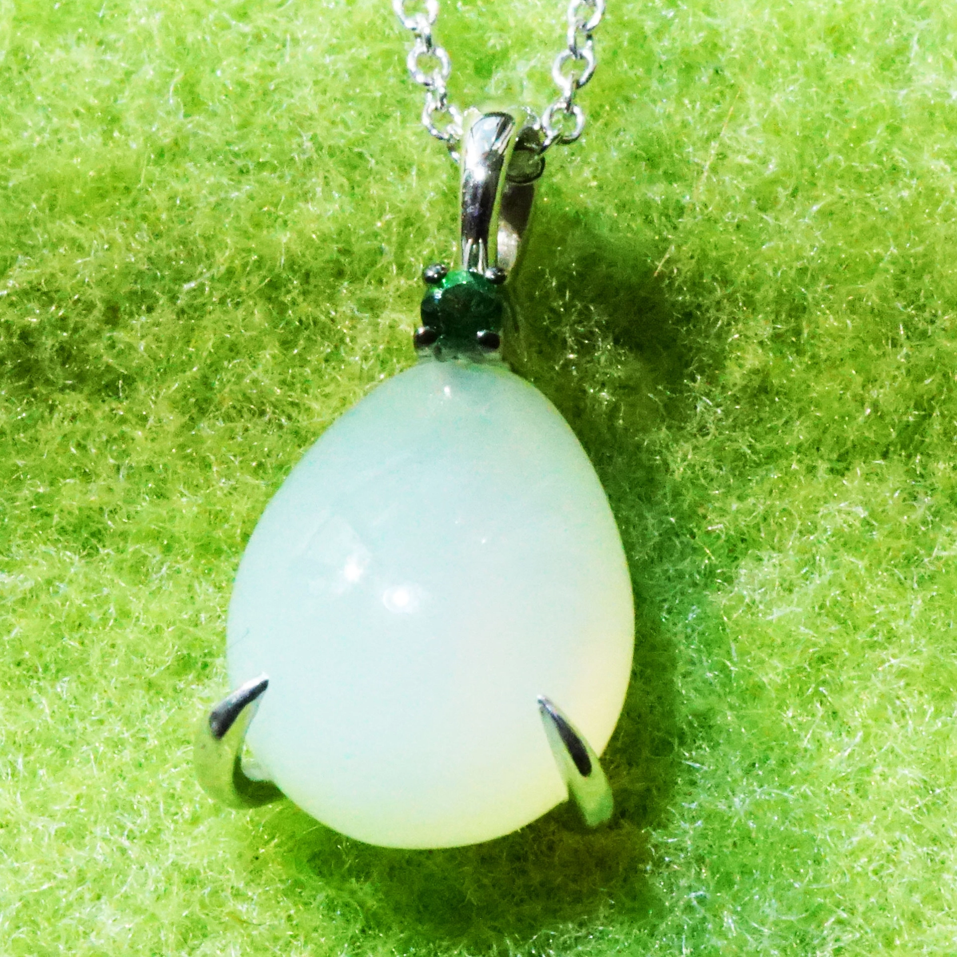 Calzedon Tsavorith Anhänger Drop 750er Weissgold entzückend 4.63 ct 0.03 ct mit Kette