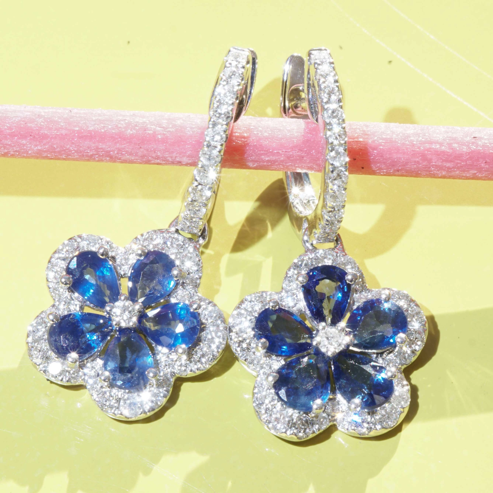 Saphir Brillant Ohrhänger im floralen Design 1.20 ct 0.56 ct 750er Weissgold Blütenrausch