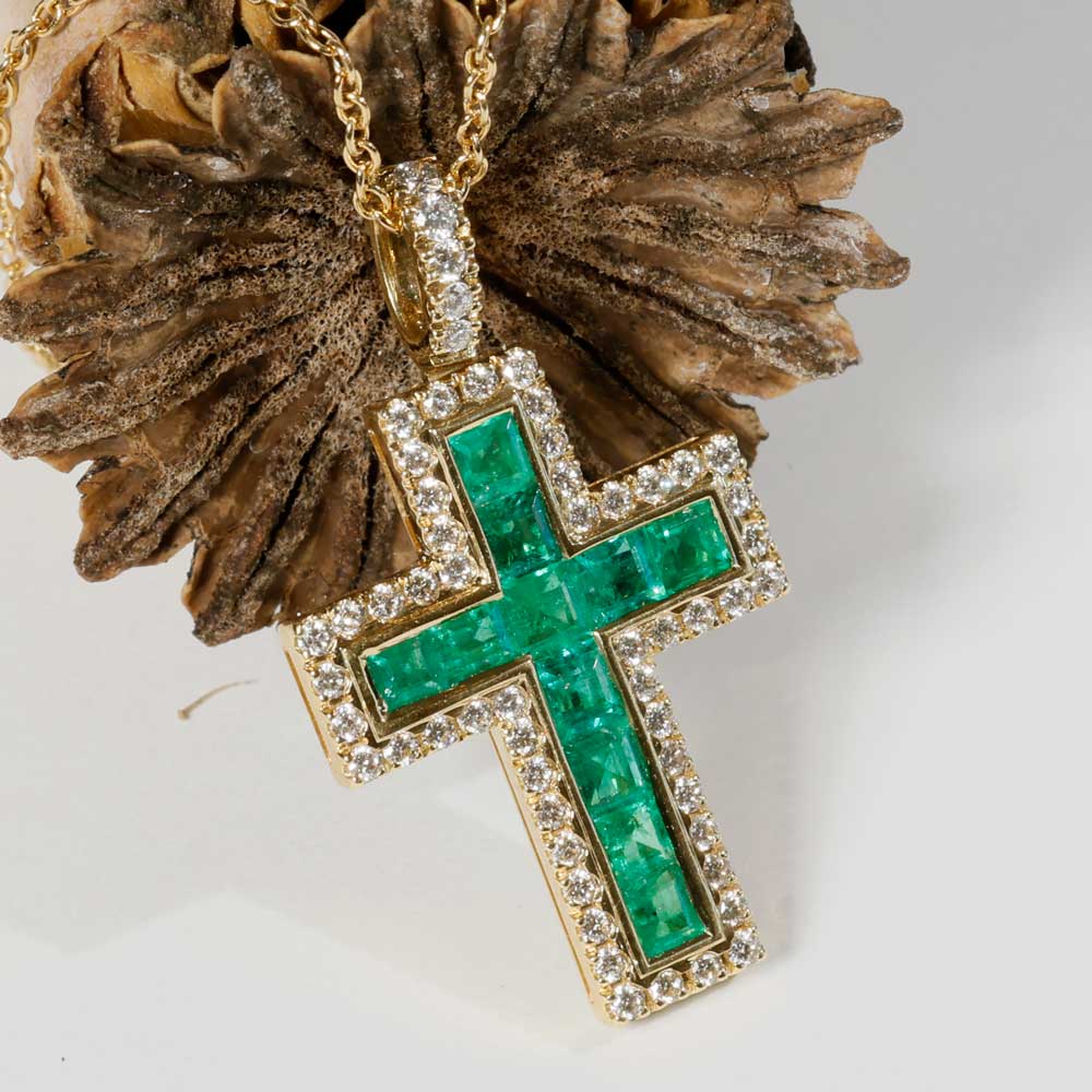 Leuchtend grünes AAA+ Panshir Smaragd Brillant Kreuz mit Kette in 750er Gelbgold - 0.98 ct 0.38 ct TW VS