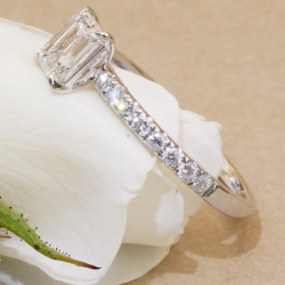 Emerald Cut Diamant Solitär Ring 0.80 ct TW SI1 750er Weissgold 0.27 ct mit GIA Gutachten Top Design