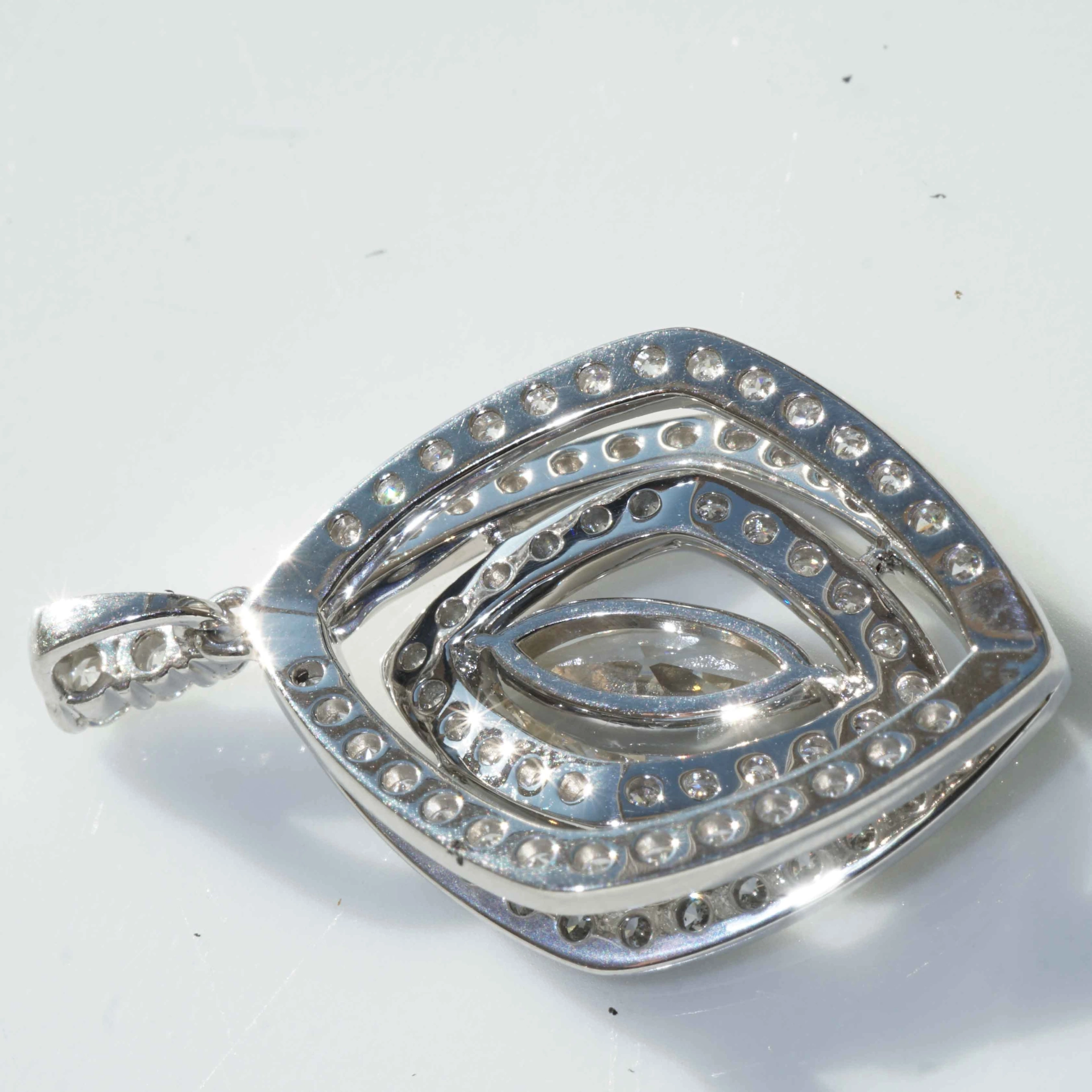 Marquise Solitär Anhänger 1.86 ct 900er Platin Meisterarbeit mit Strahlkraft