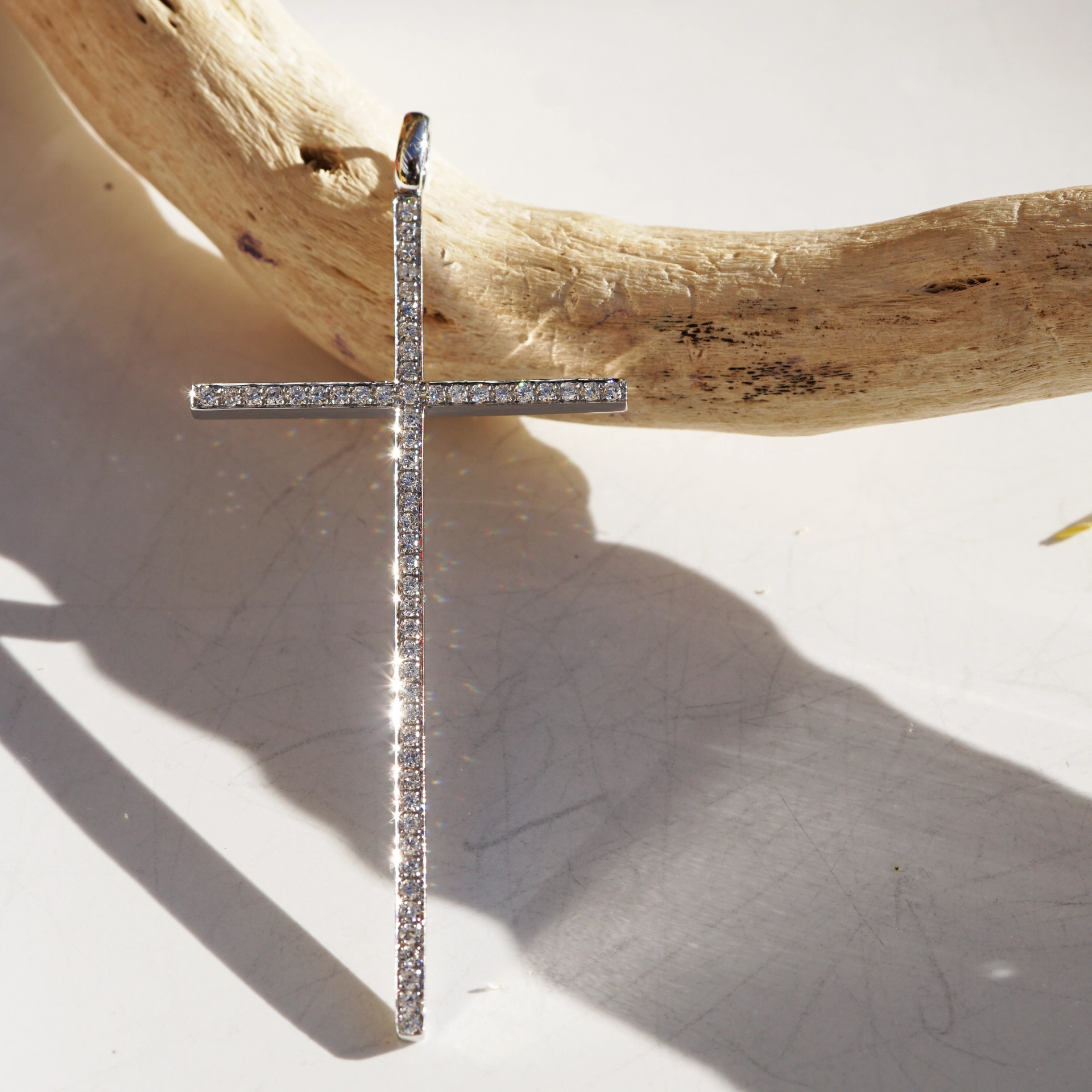 Kreuz Anhänger 62 x 28 mm Cooles Design 0.49 ct W / VS-SI 750er Weissgold